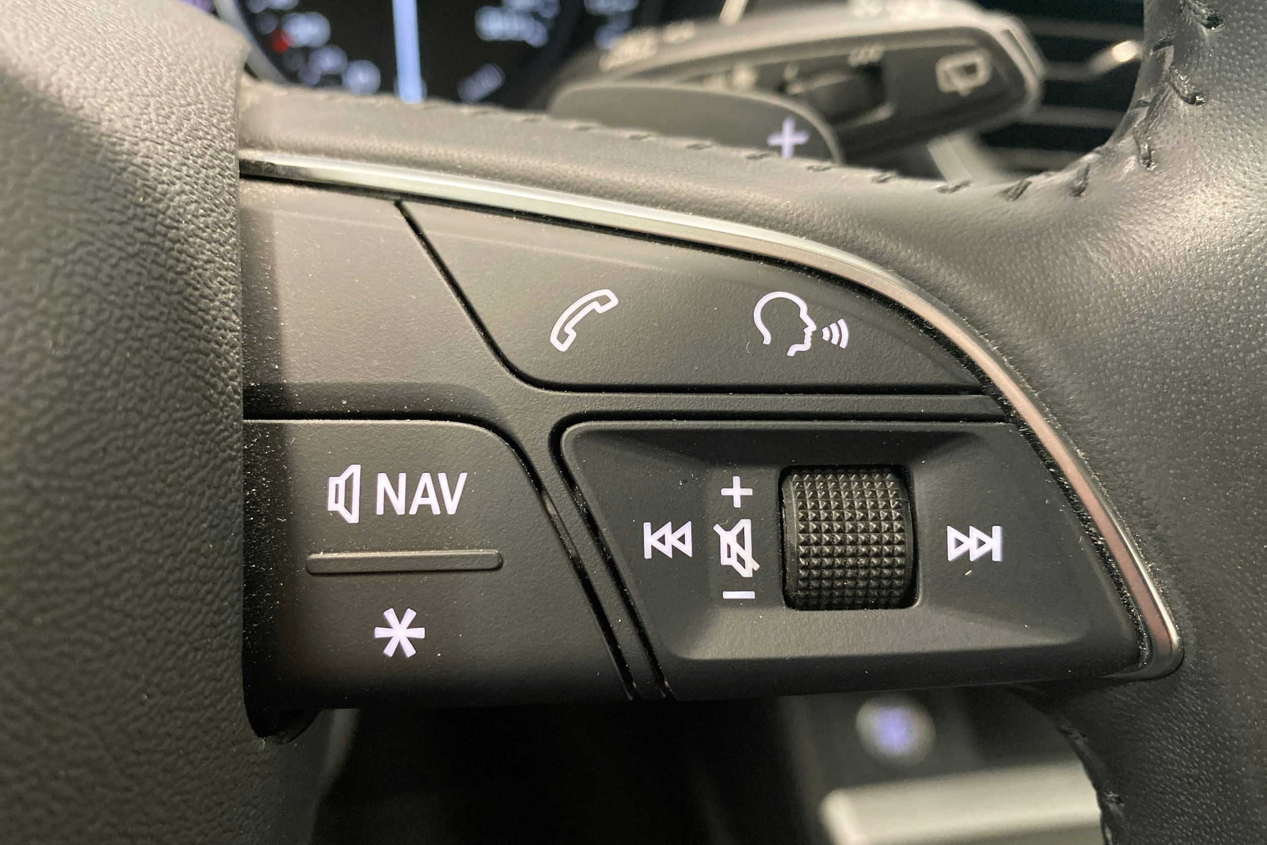 Valkoinen Audi Q5 2020 kuva 16.