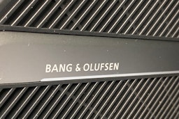 Valkoinen Audi Q5 2020 kuva 18.