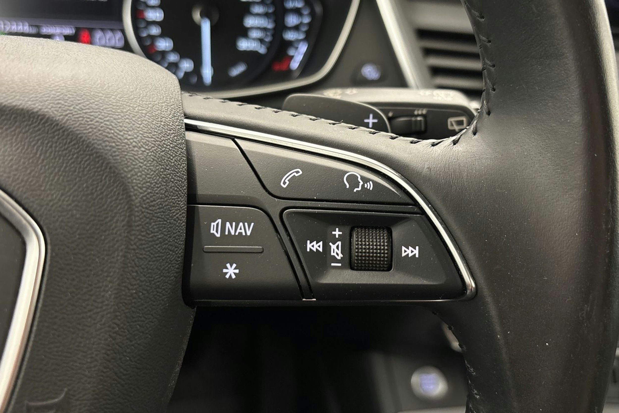 met. sininen Audi Q5 2020 kuva 17.
