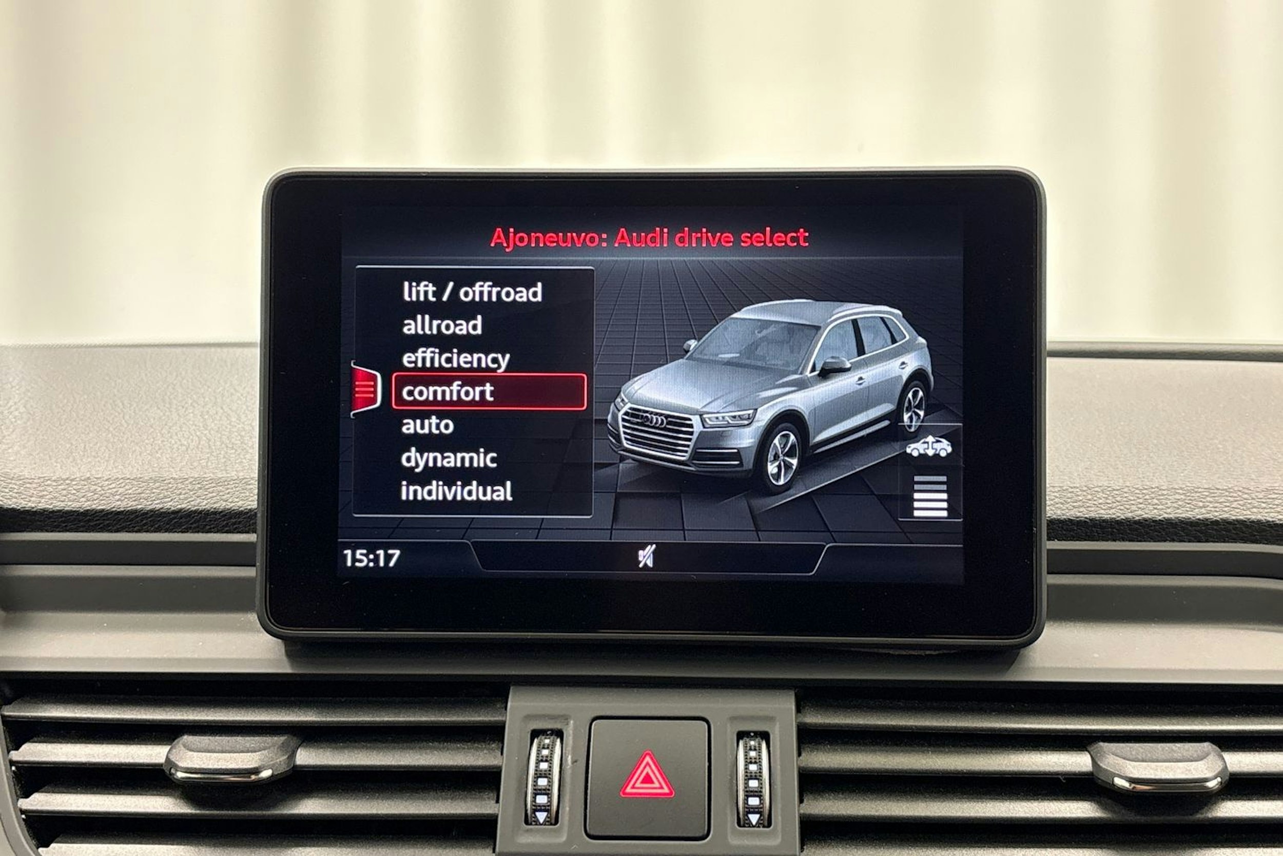 met. sininen Audi Q5 2020 kuva 23.