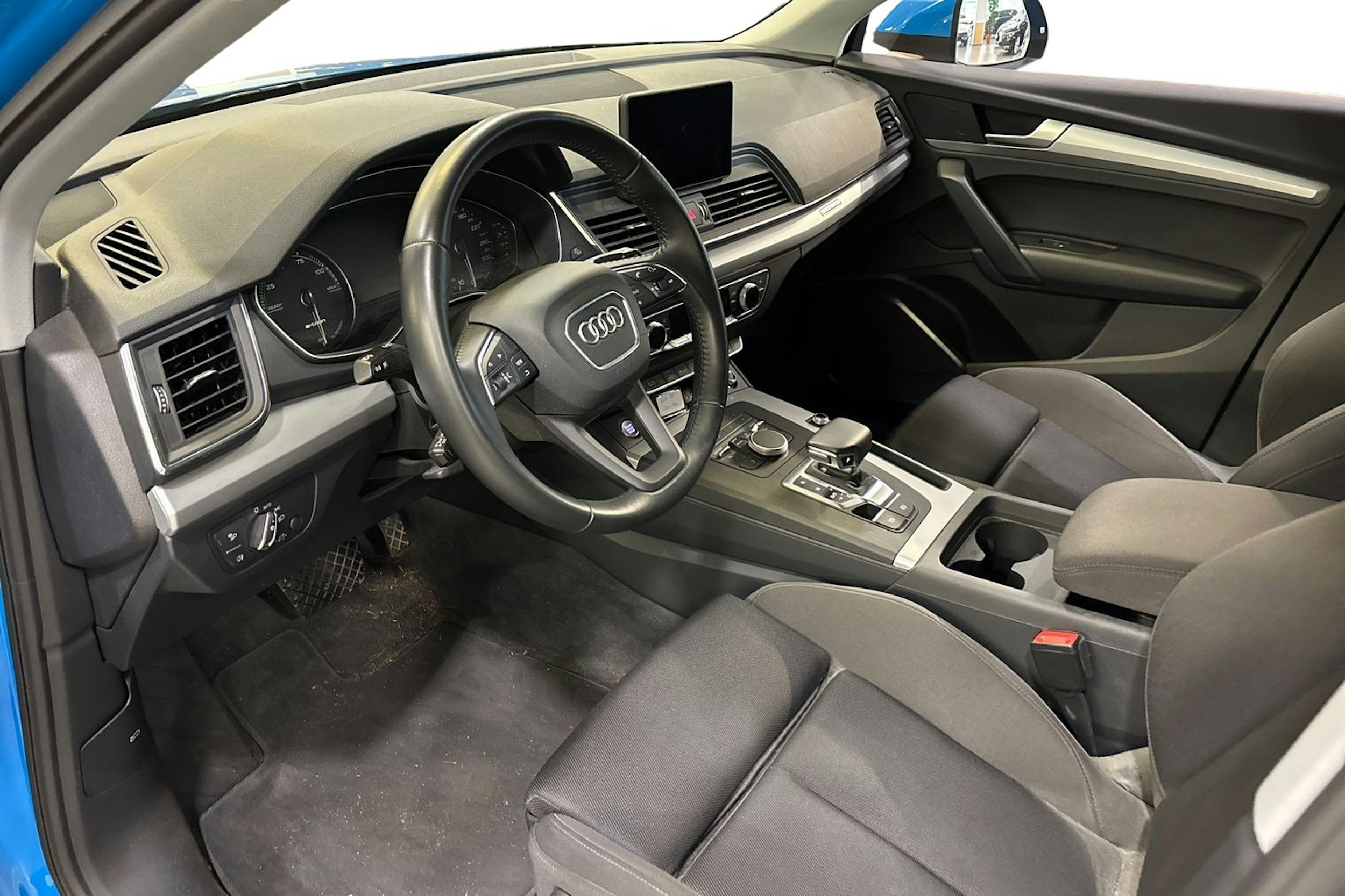 met. sininen Audi Q5 2020 kuva 3.