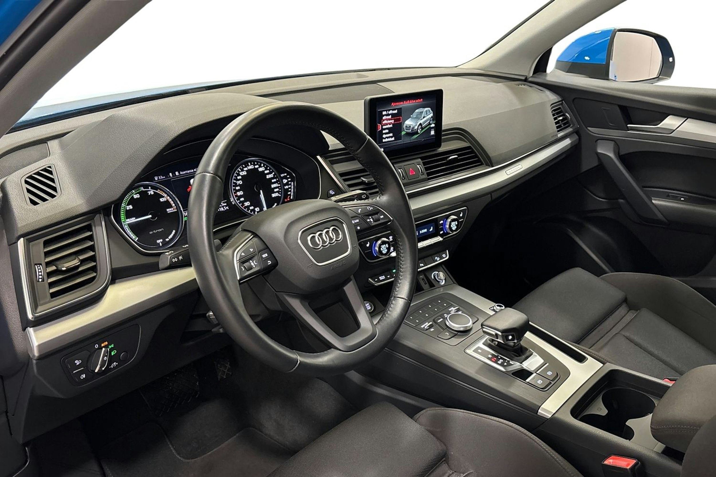 met. sininen Audi Q5 2020 kuva 7.