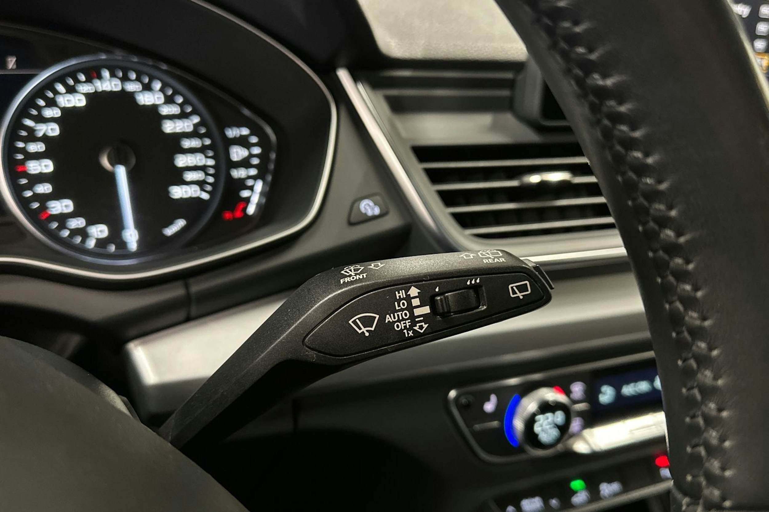 ruskea (beige) Audi Q5 2020 kuva 26.