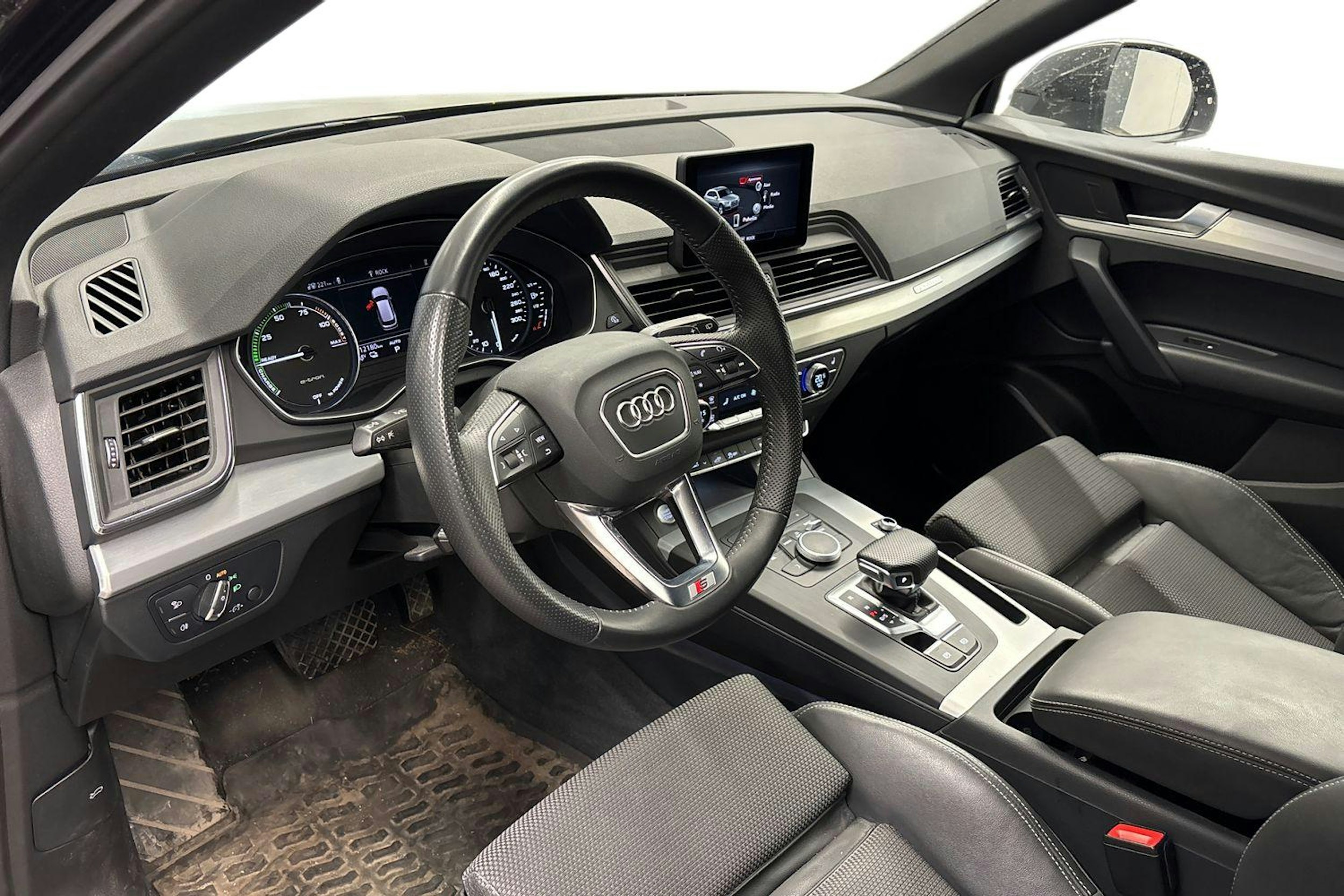 musta Audi Q5 2020 kuva 3.
