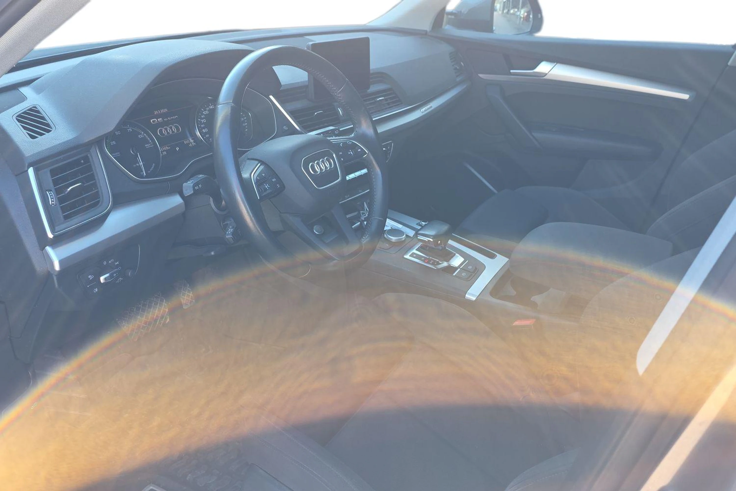 harmaa Audi Q5 2020 kuva 3.