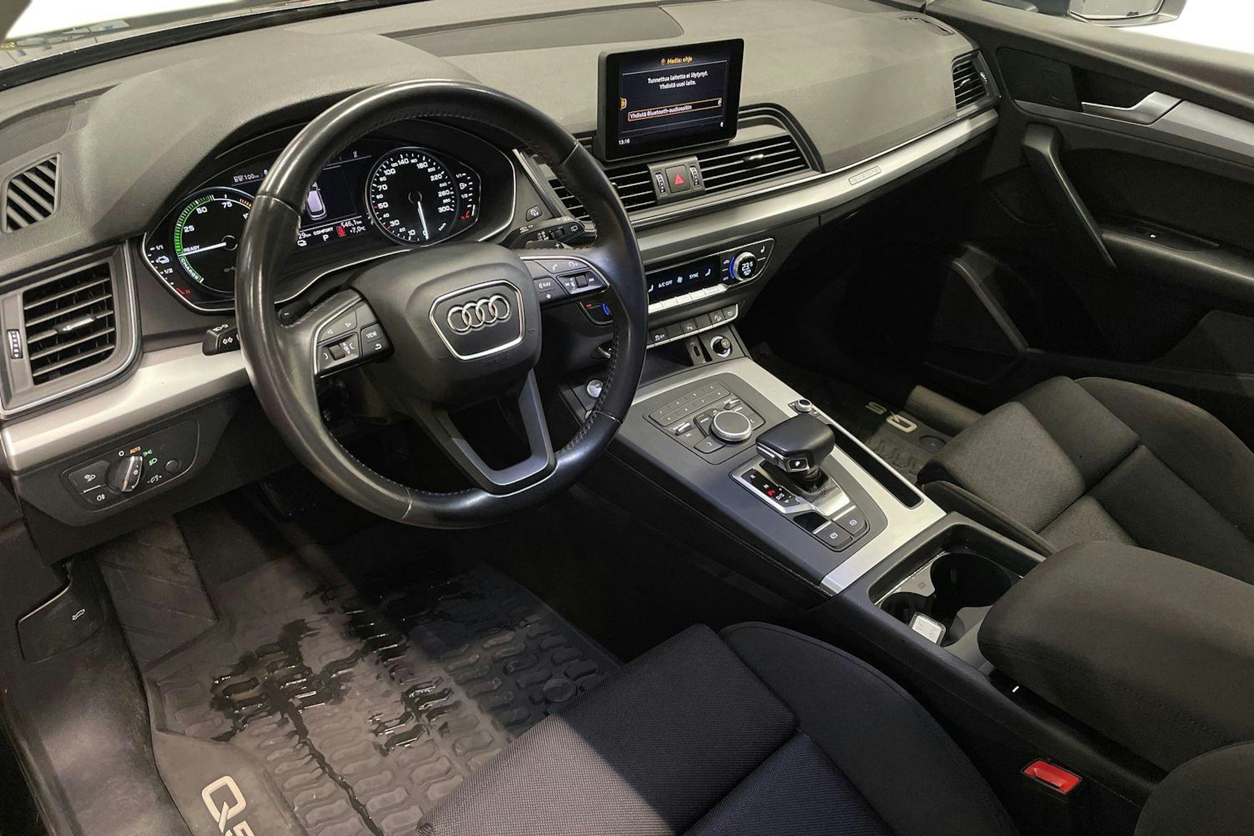 Sininen Audi Q5 2020 kuva 7.