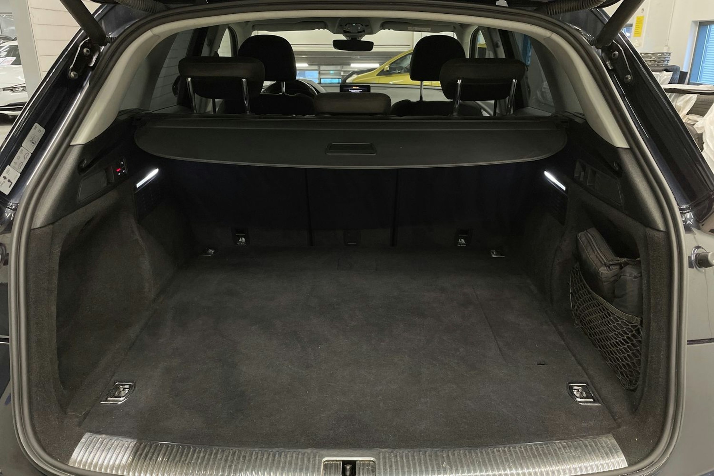 Sininen Audi Q5 2020 kuva 14.