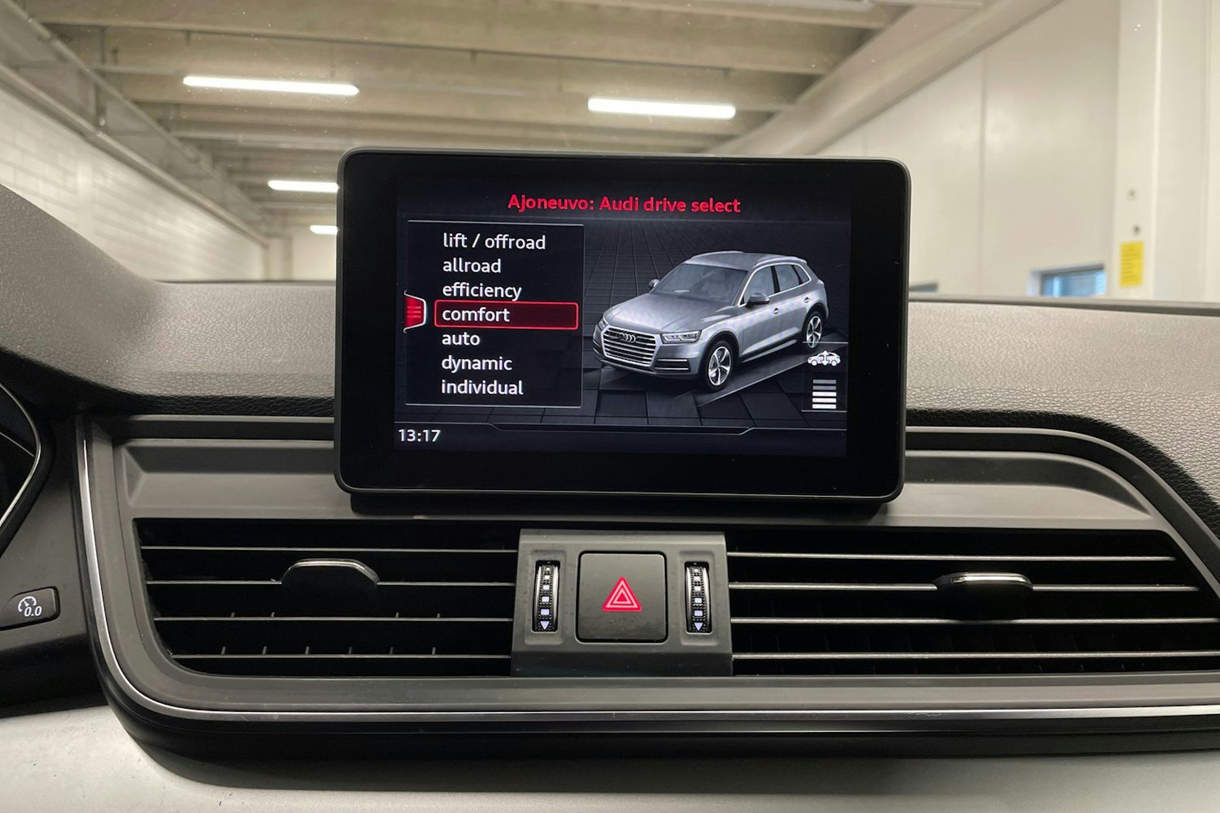 Sininen Audi Q5 2020 kuva 17.