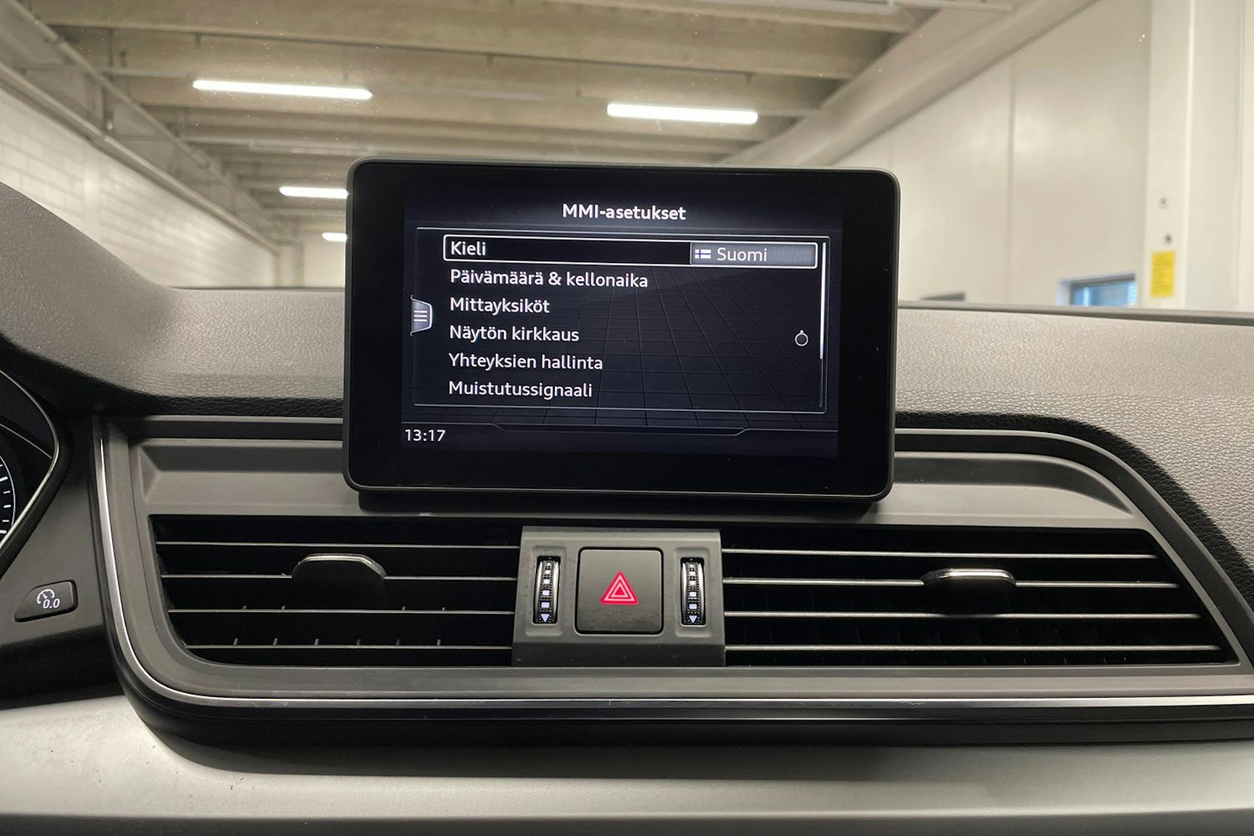 Sininen Audi Q5 2020 kuva 18.