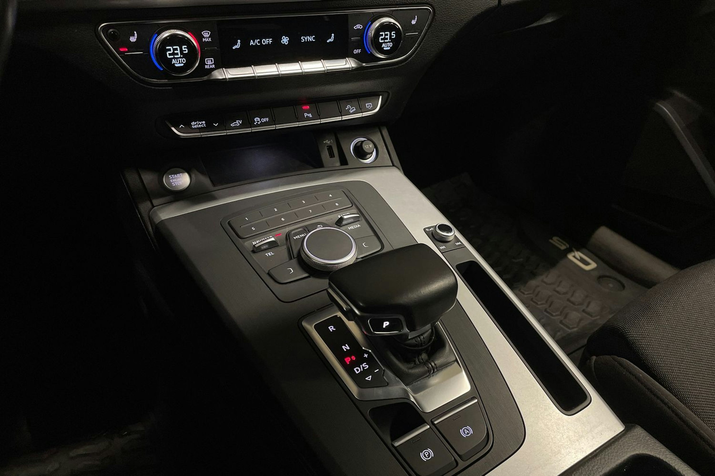 Sininen Audi Q5 2020 kuva 19.