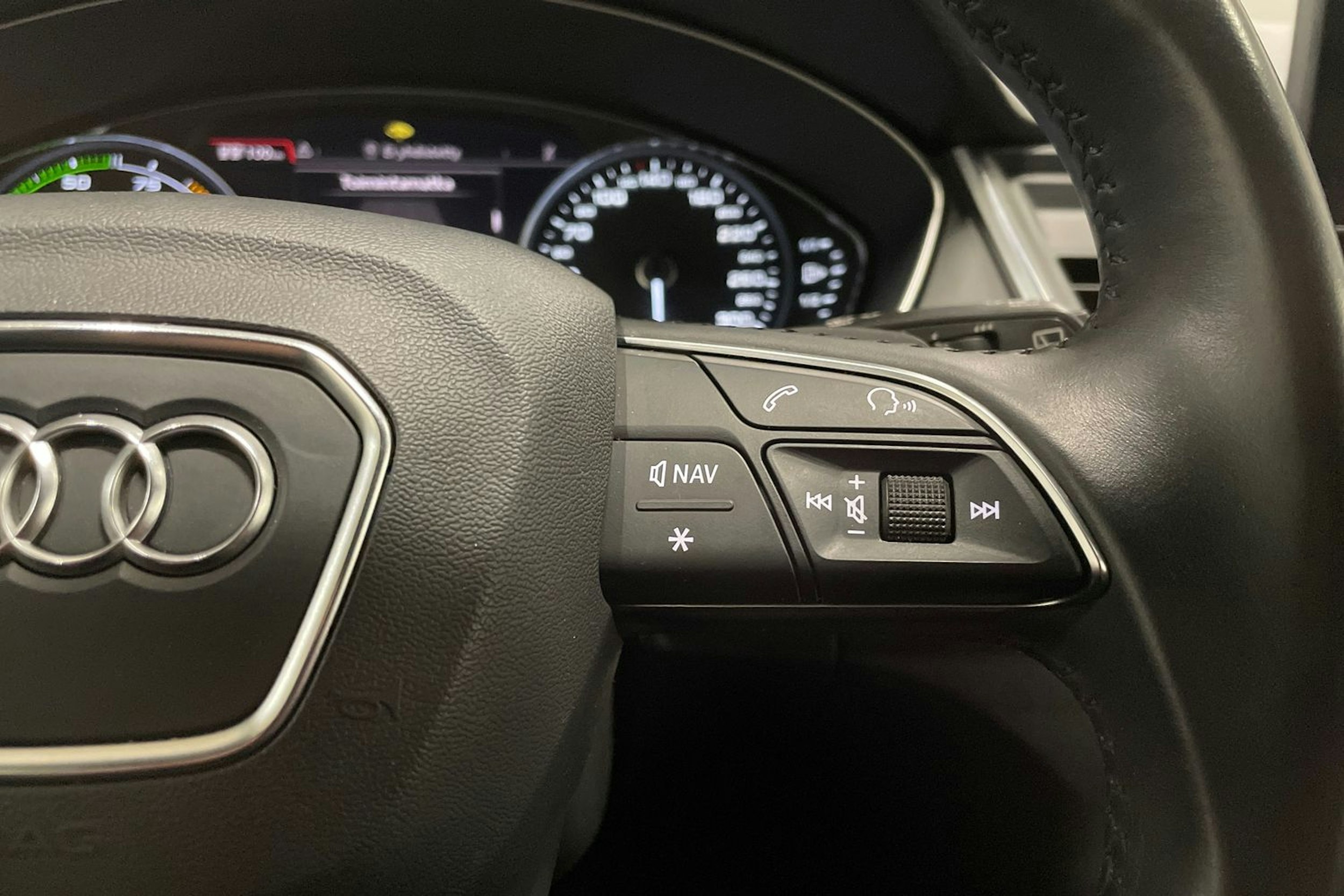 Sininen Audi Q5 2020 kuva 22.