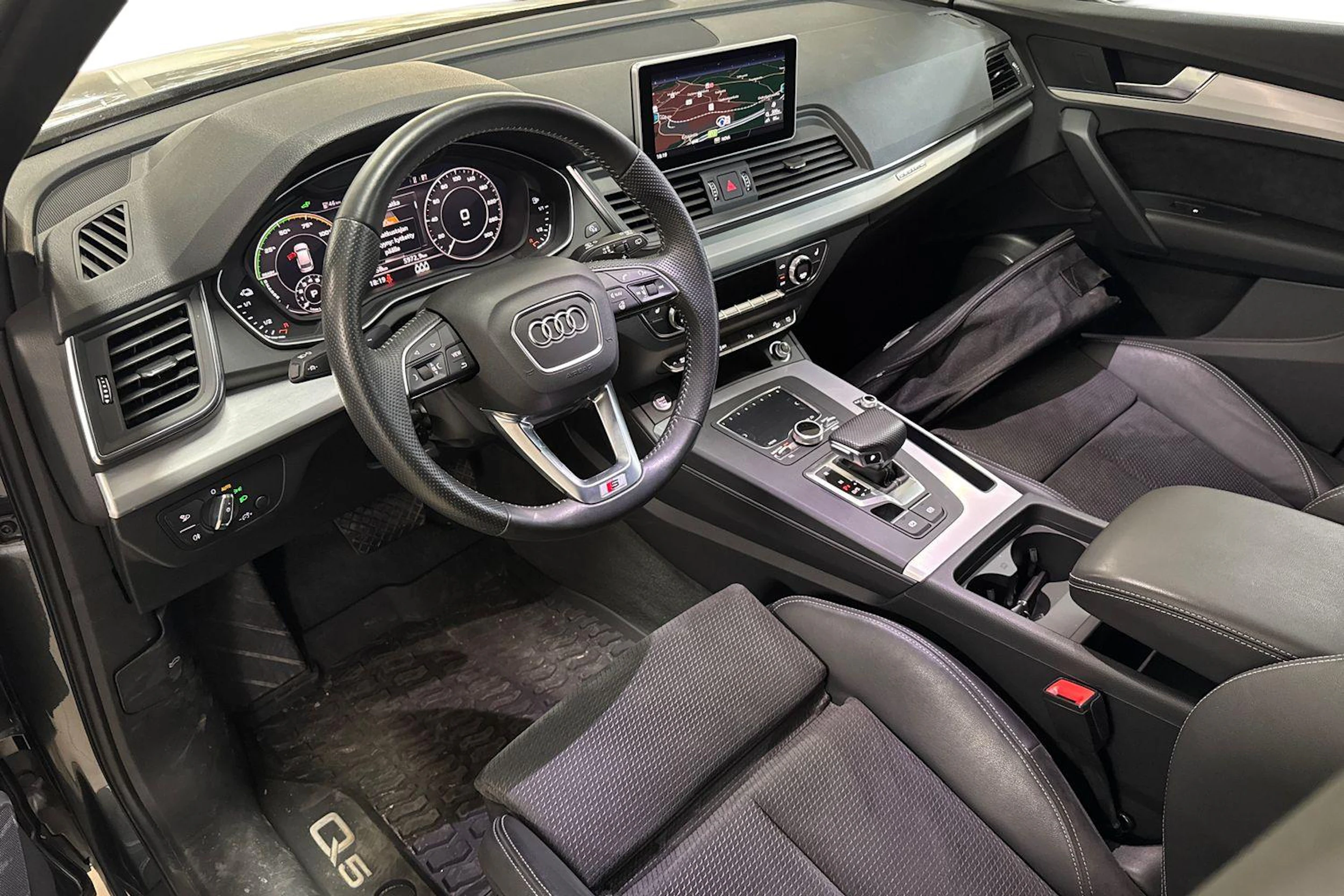 Harmaa Audi Q5 2020 kuva 3.