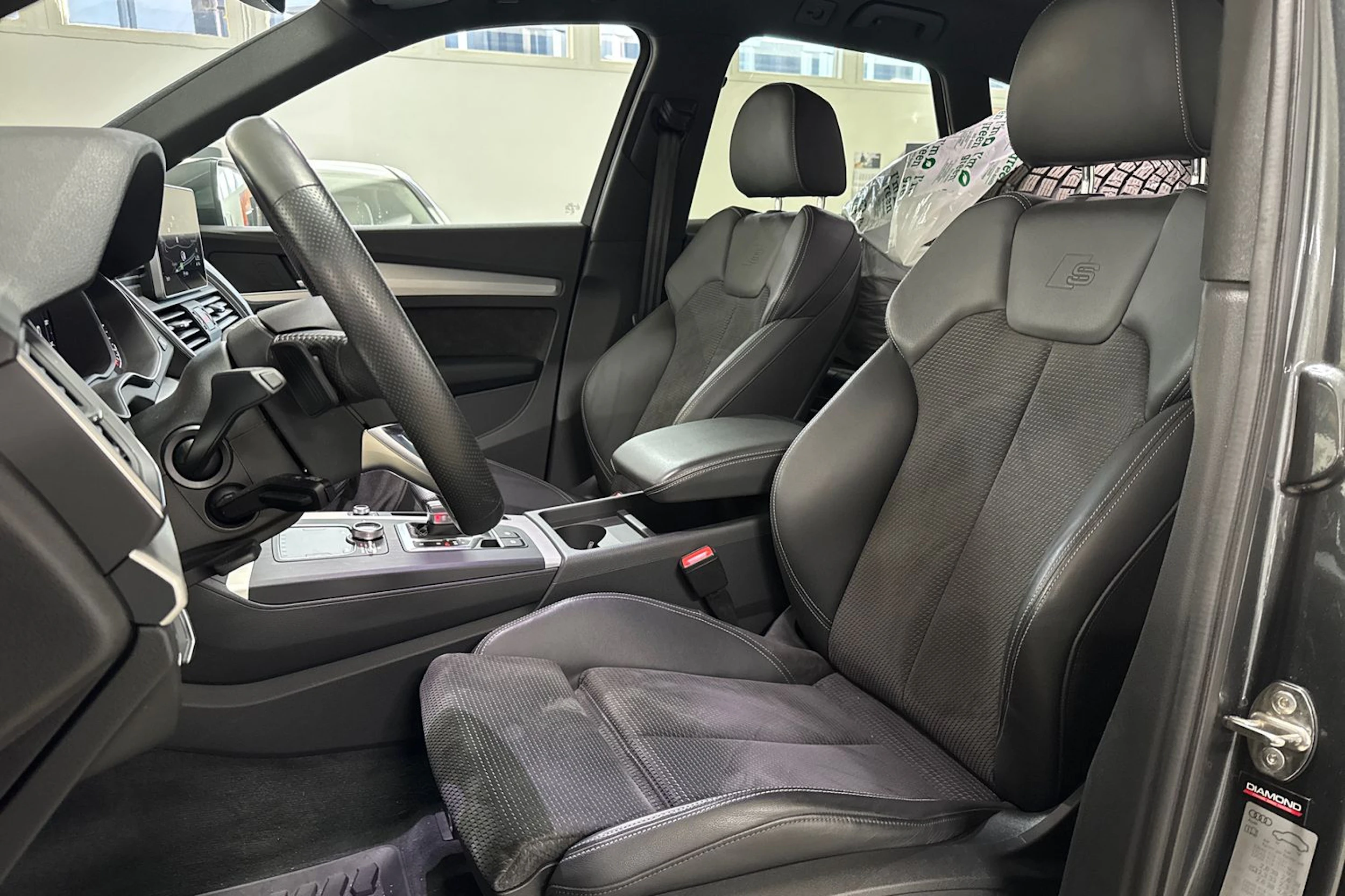 Harmaa Audi Q5 2020 kuva 4.