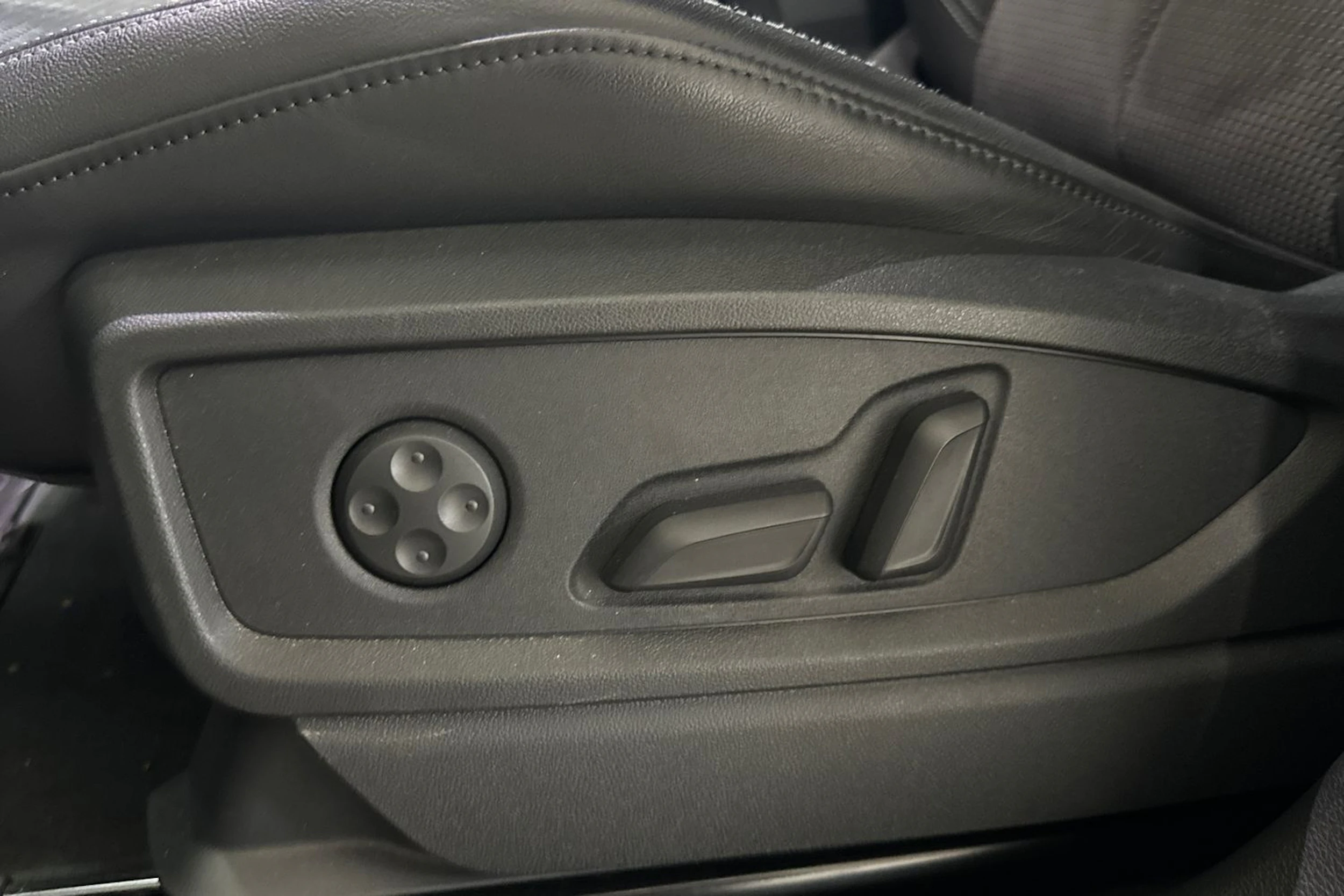 Harmaa Audi Q5 2020 kuva 5.