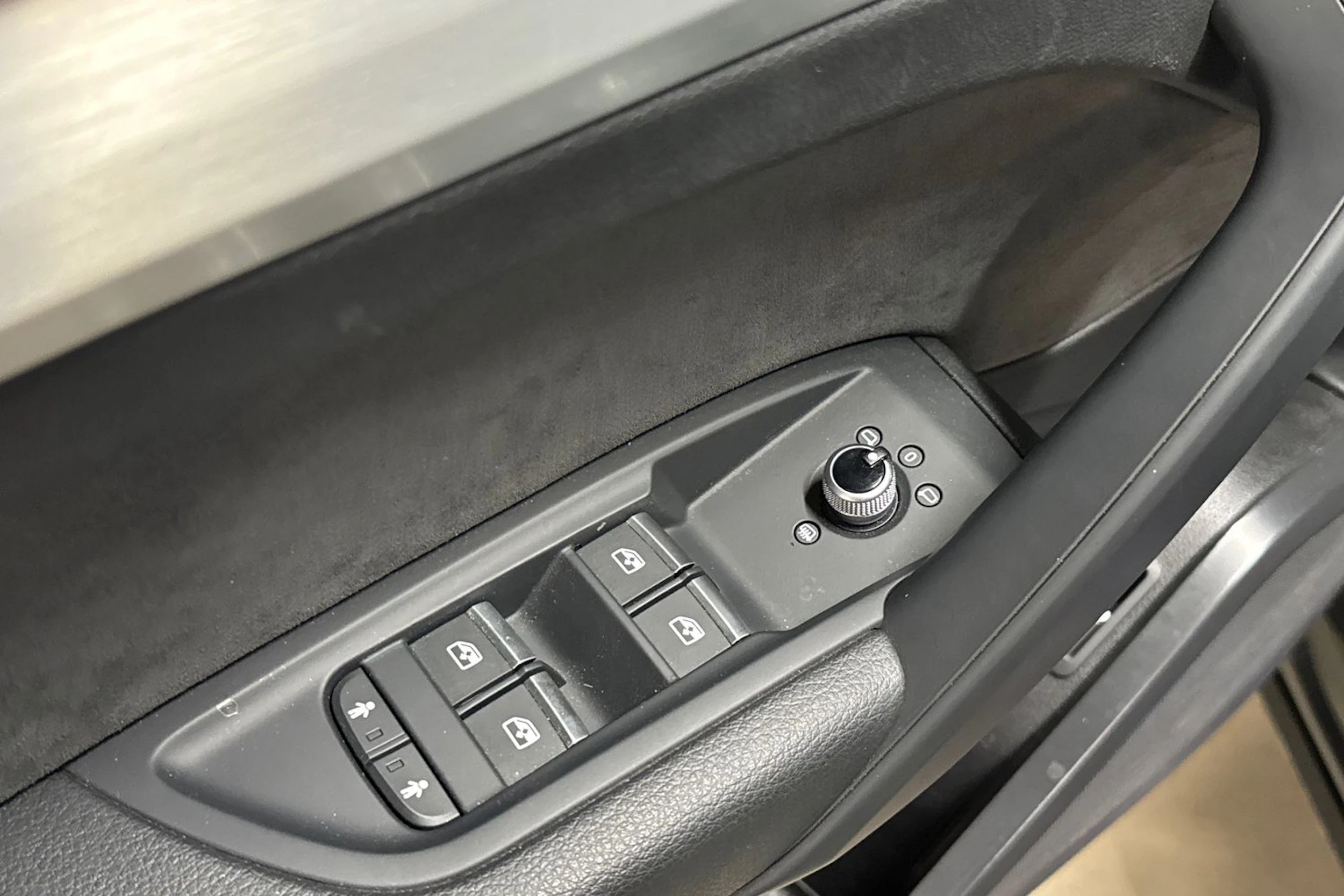 Harmaa Audi Q5 2020 kuva 6.