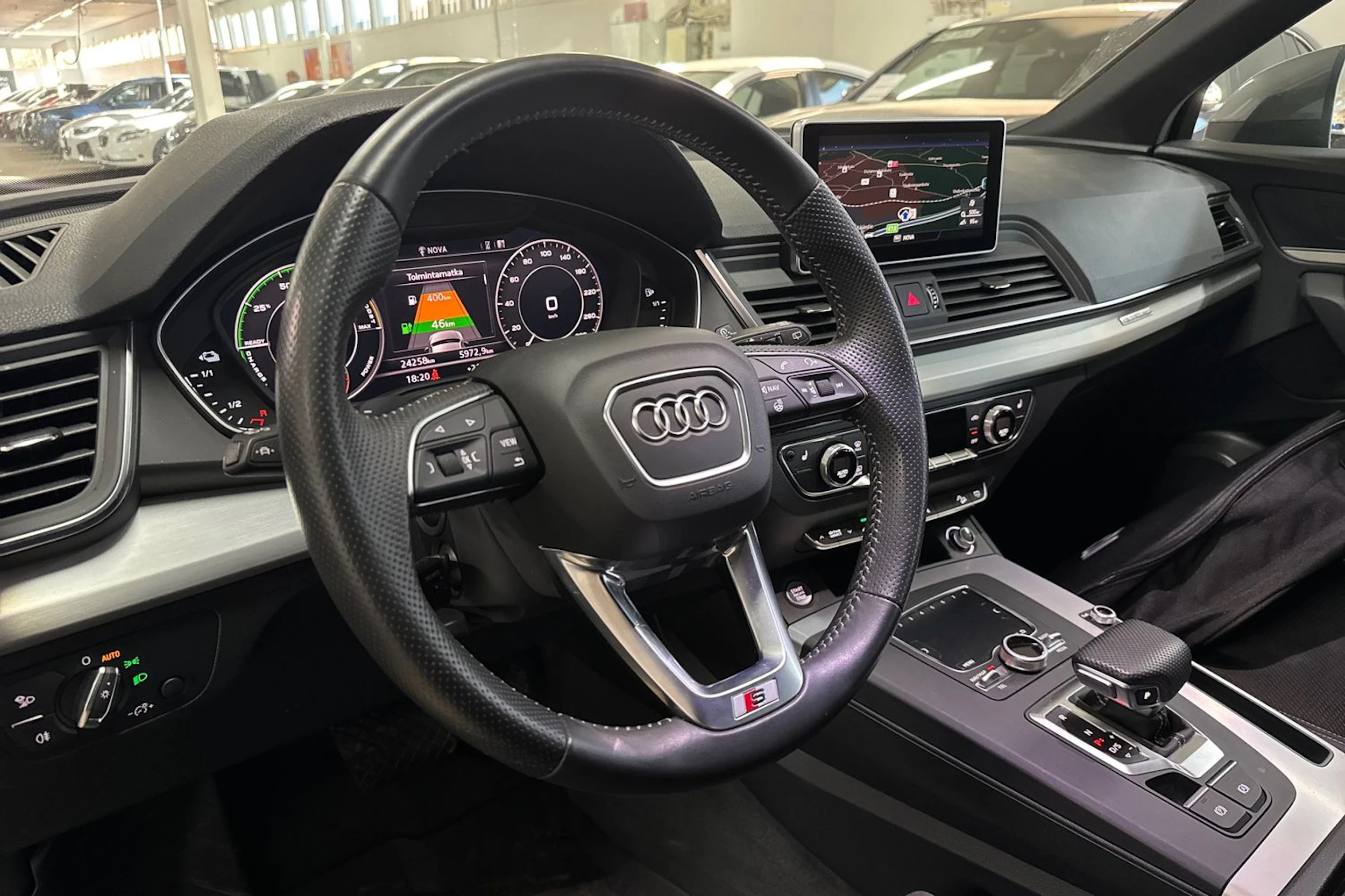 Harmaa Audi Q5 2020 kuva 7.