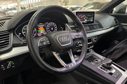 Harmaa Audi Q5 2020 kuva 7.