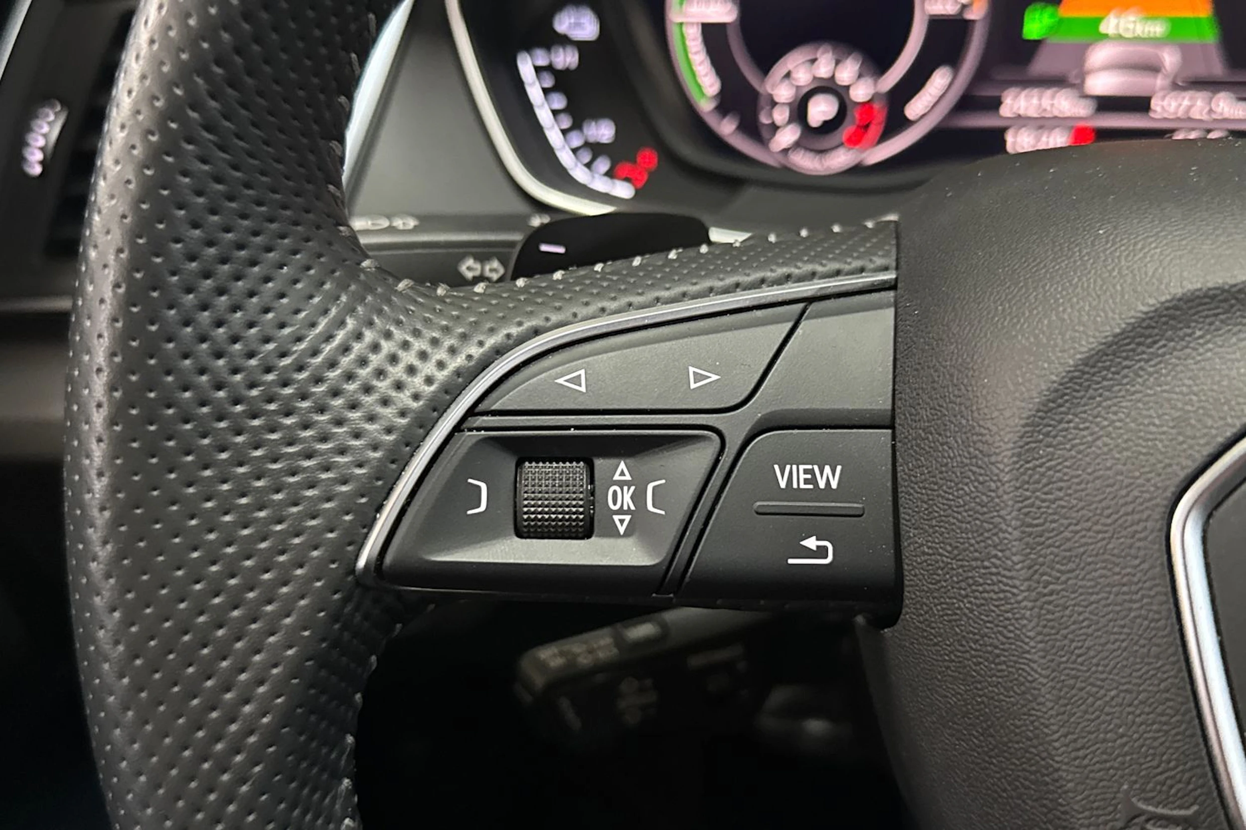 Harmaa Audi Q5 2020 kuva 8.