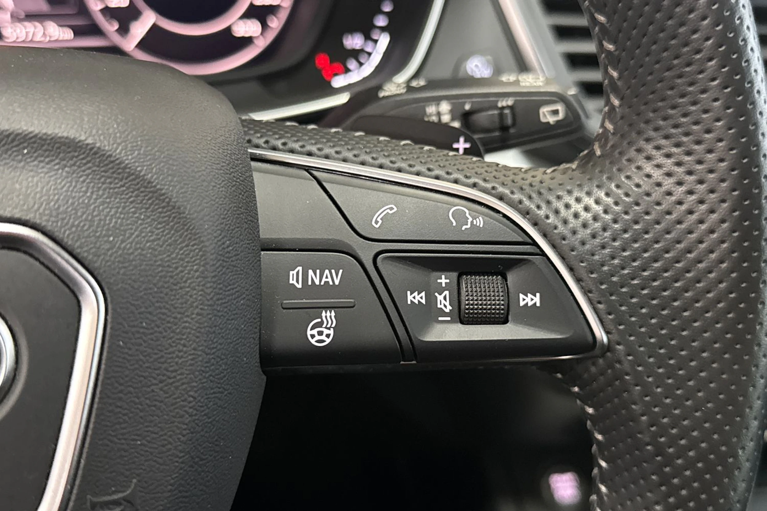 Harmaa Audi Q5 2020 kuva 9.