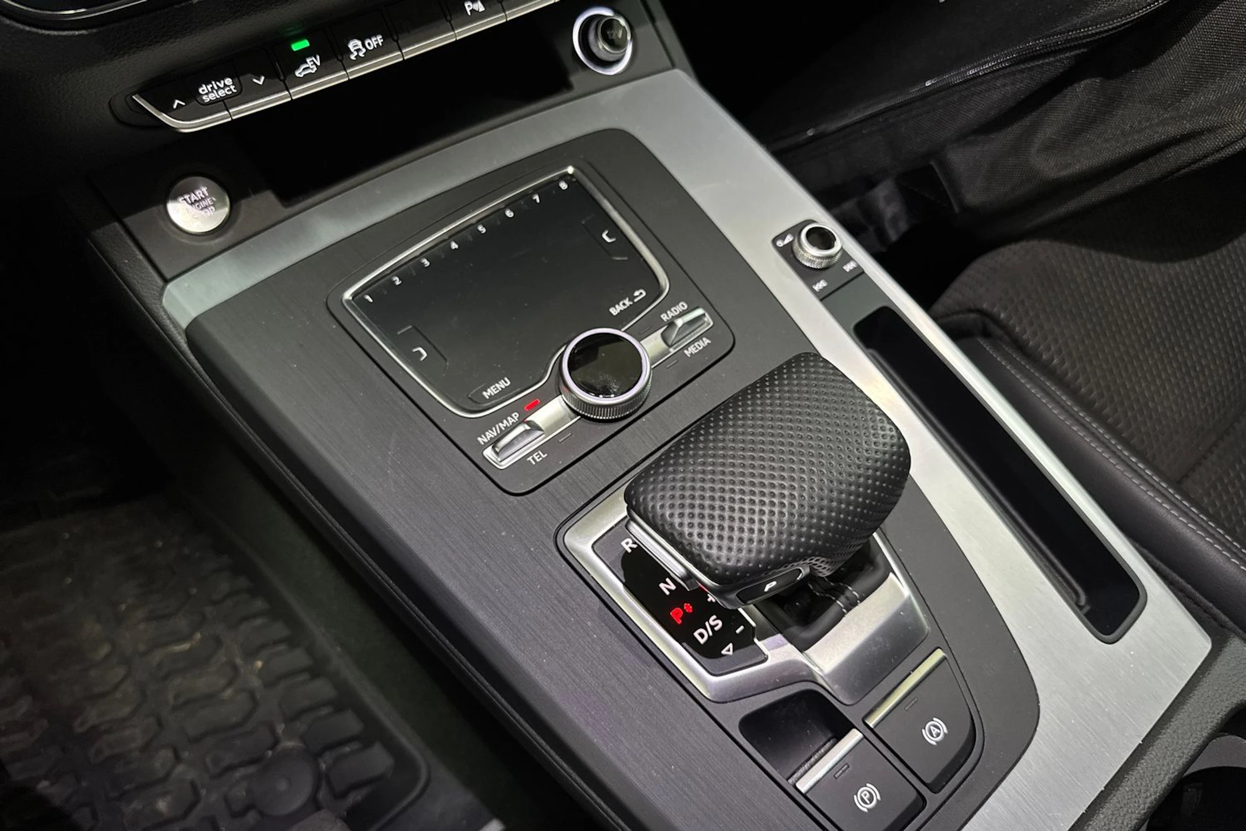 Harmaa Audi Q5 2020 kuva 12.