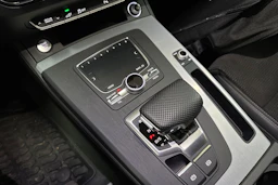 Harmaa Audi Q5 2020 kuva 12.