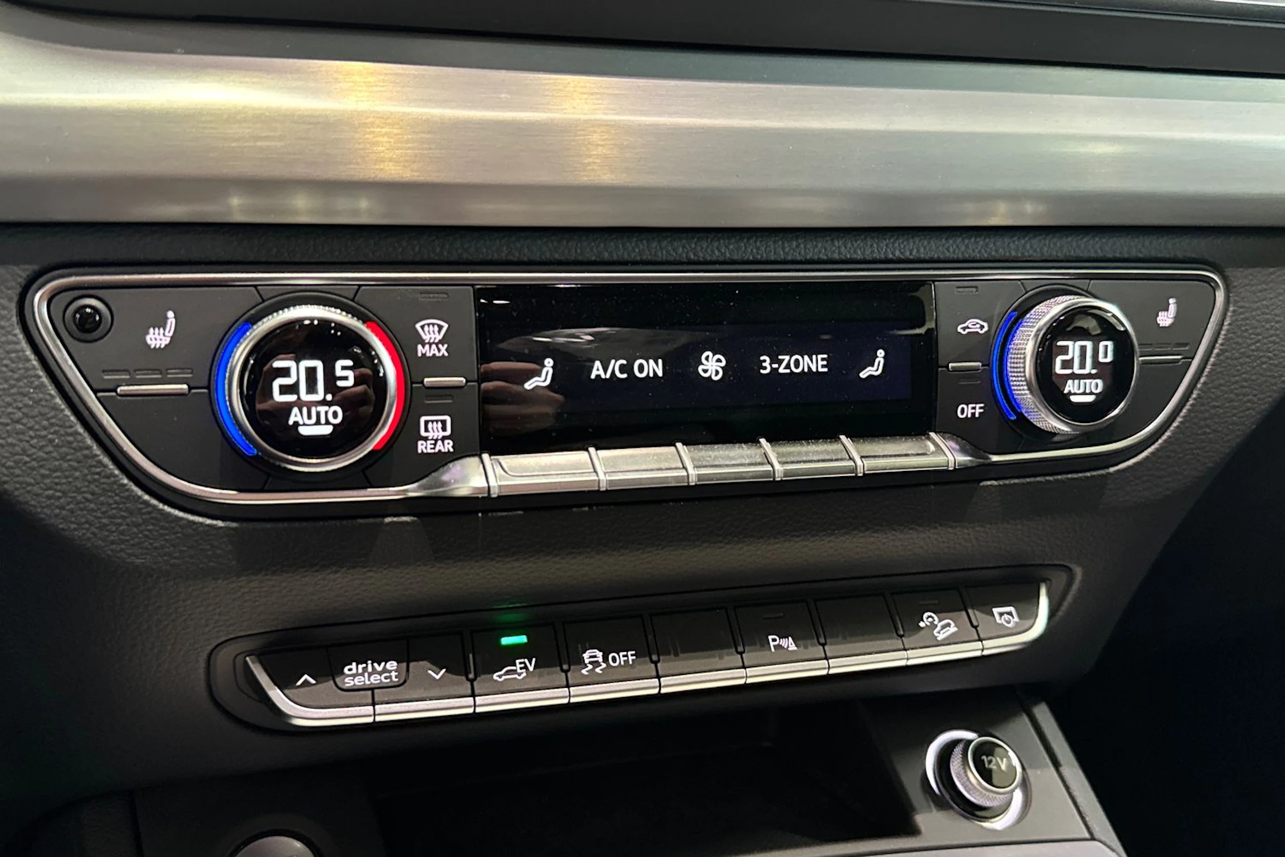 Harmaa Audi Q5 2020 kuva 13.