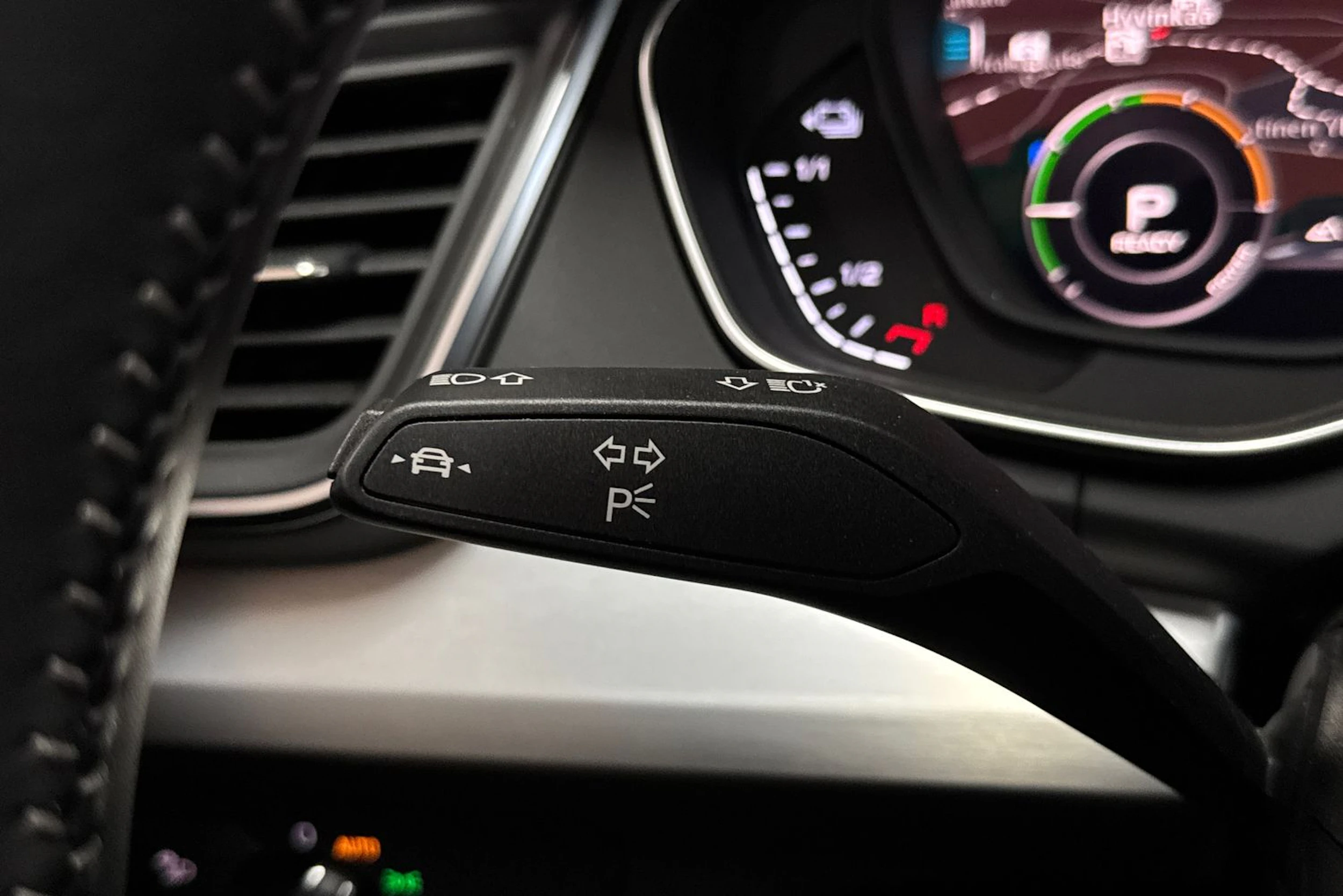 Harmaa Audi Q5 2020 kuva 16.