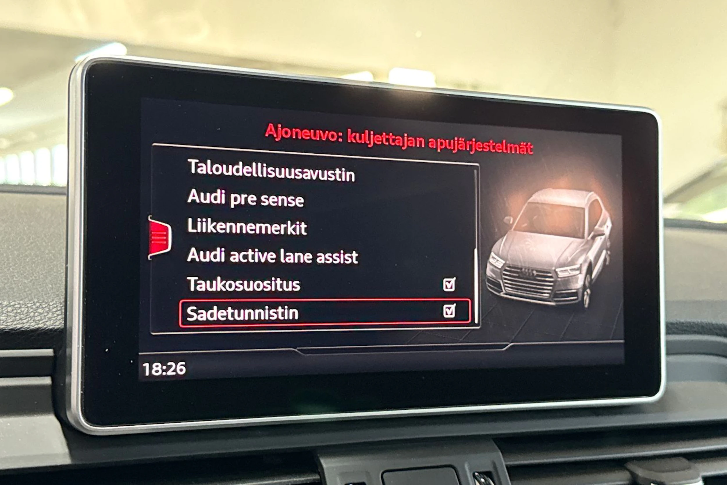 Harmaa Audi Q5 2020 kuva 18.