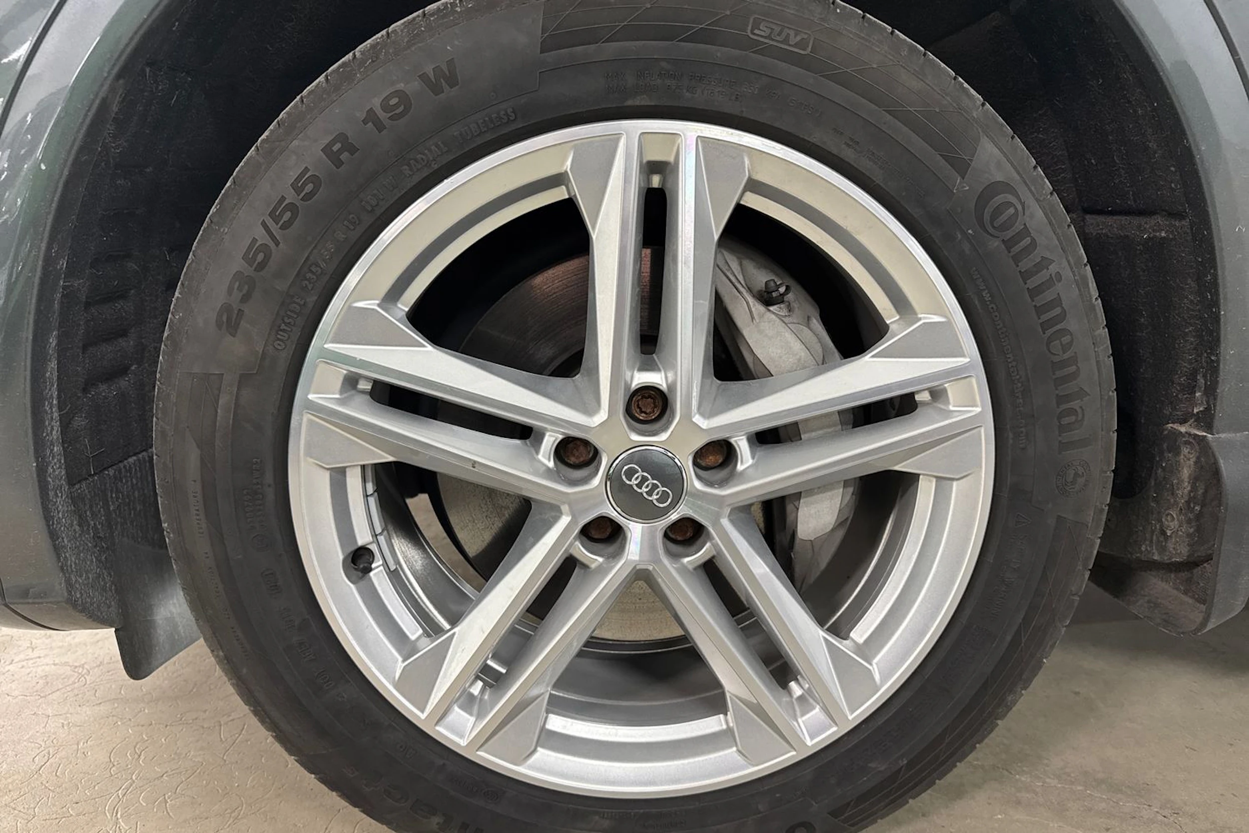 Harmaa Audi Q5 2020 kuva 22.