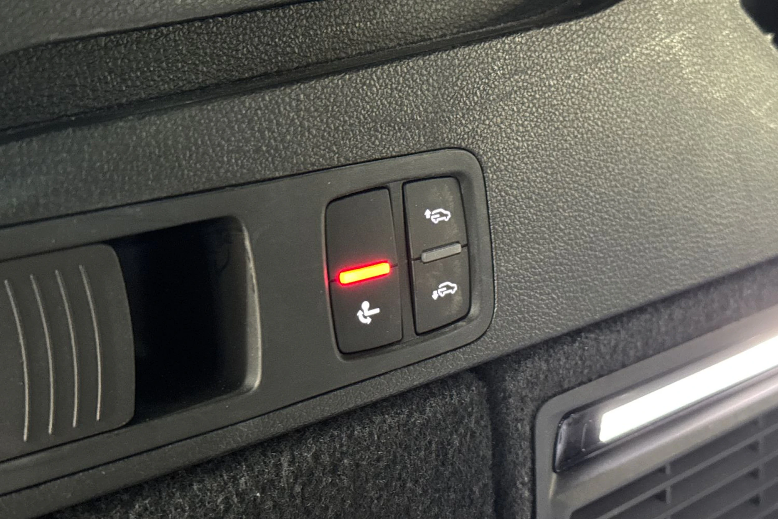 Harmaa Audi Q5 2020 kuva 24.