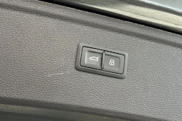 Harmaa Audi Q5 2020 kuva 25.