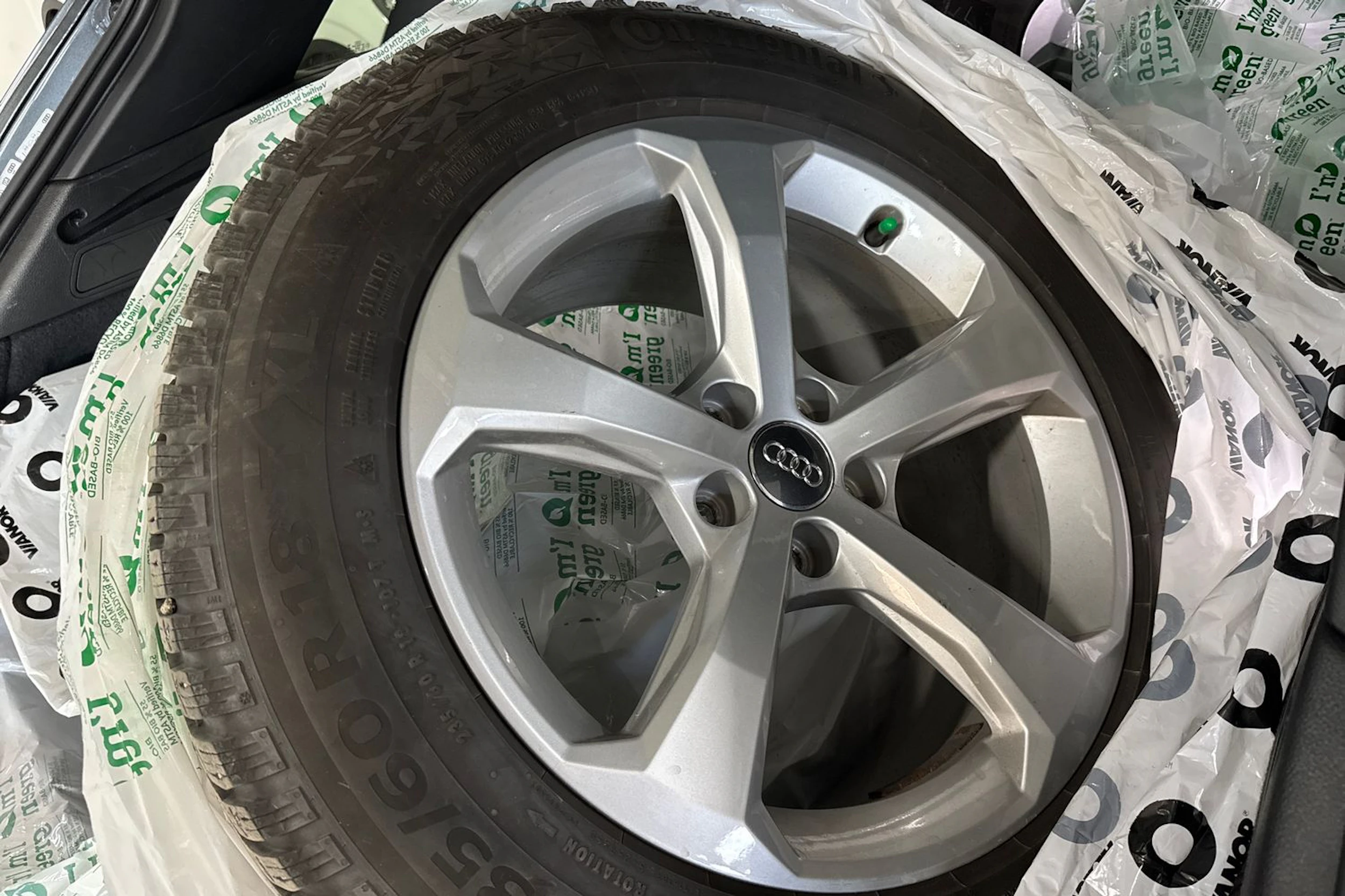 Harmaa Audi Q5 2020 kuva 26.