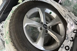 Harmaa Audi Q5 2020 kuva 26.