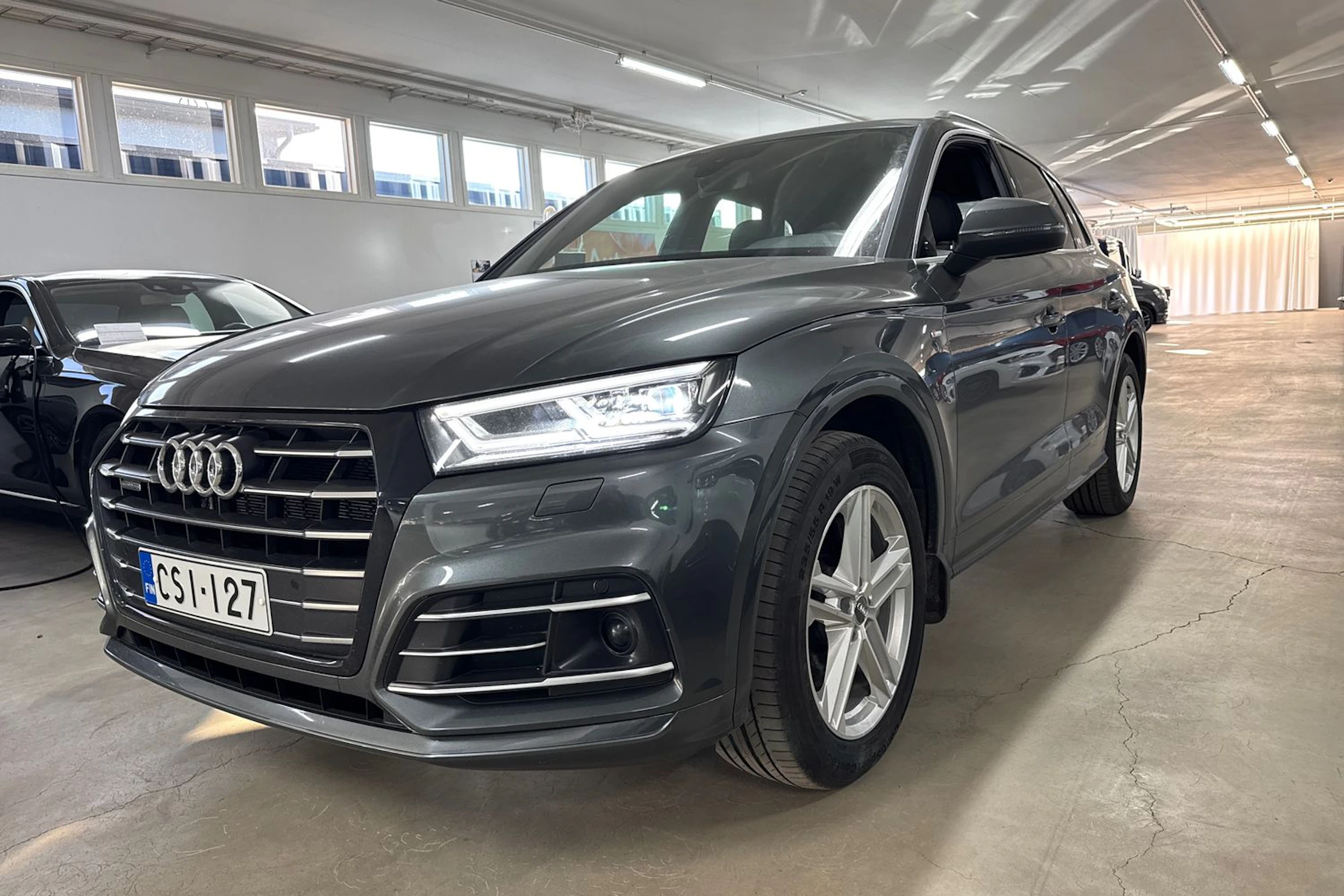 Harmaa Audi Q5 2020 kuva 28.