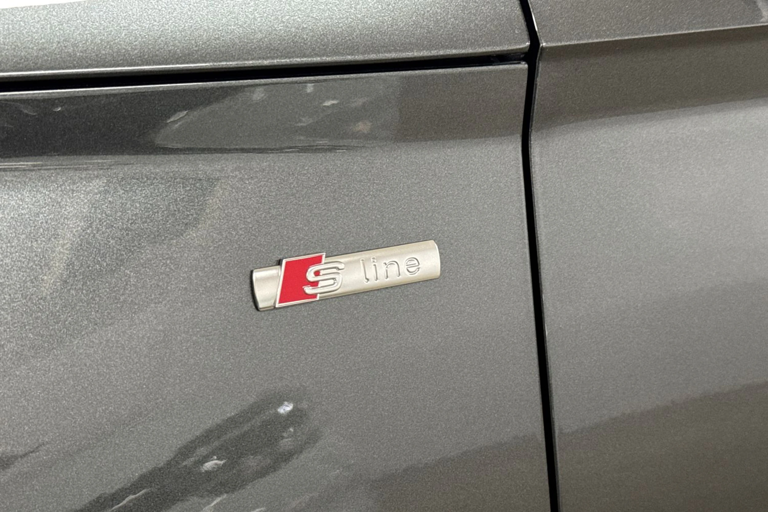 Harmaa Audi Q5 2020 kuva 32.