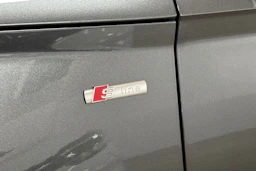 Harmaa Audi Q5 2020 kuva 32.