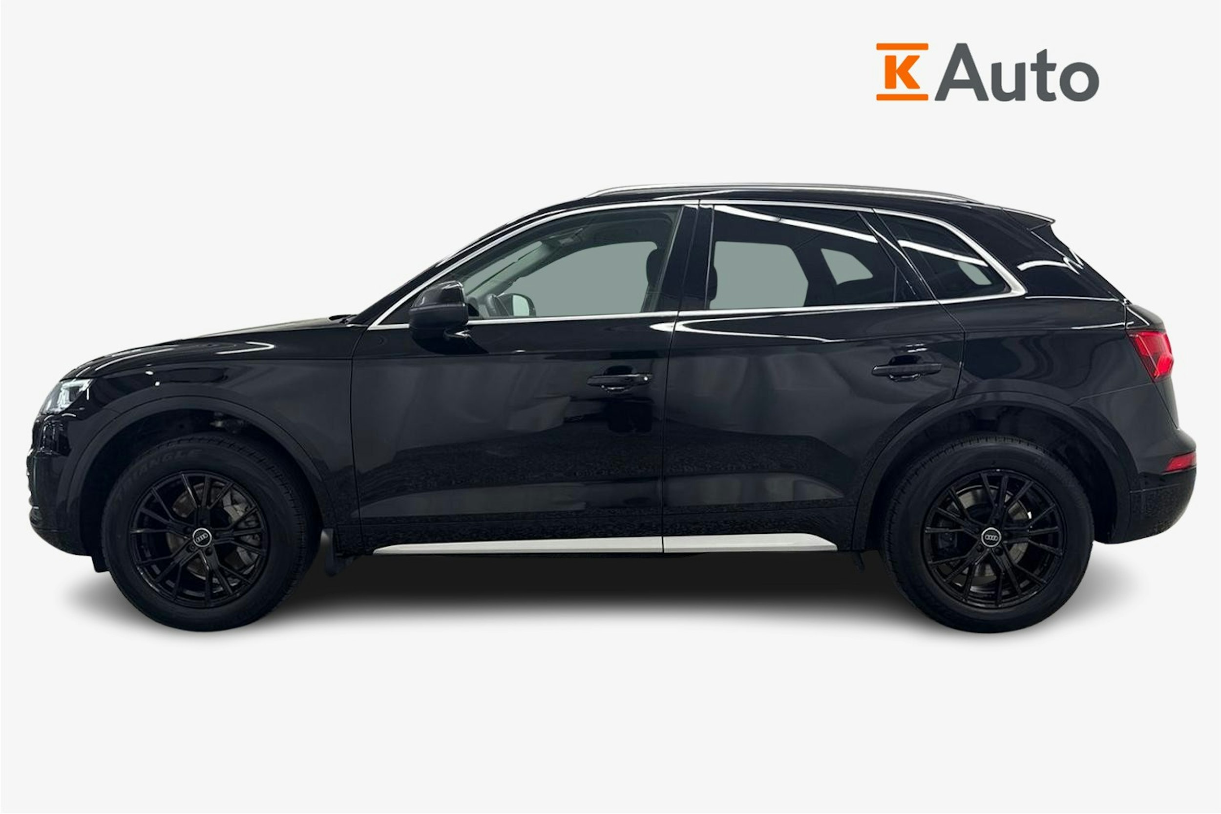 Musta Audi Q5 2020 kuva 6.