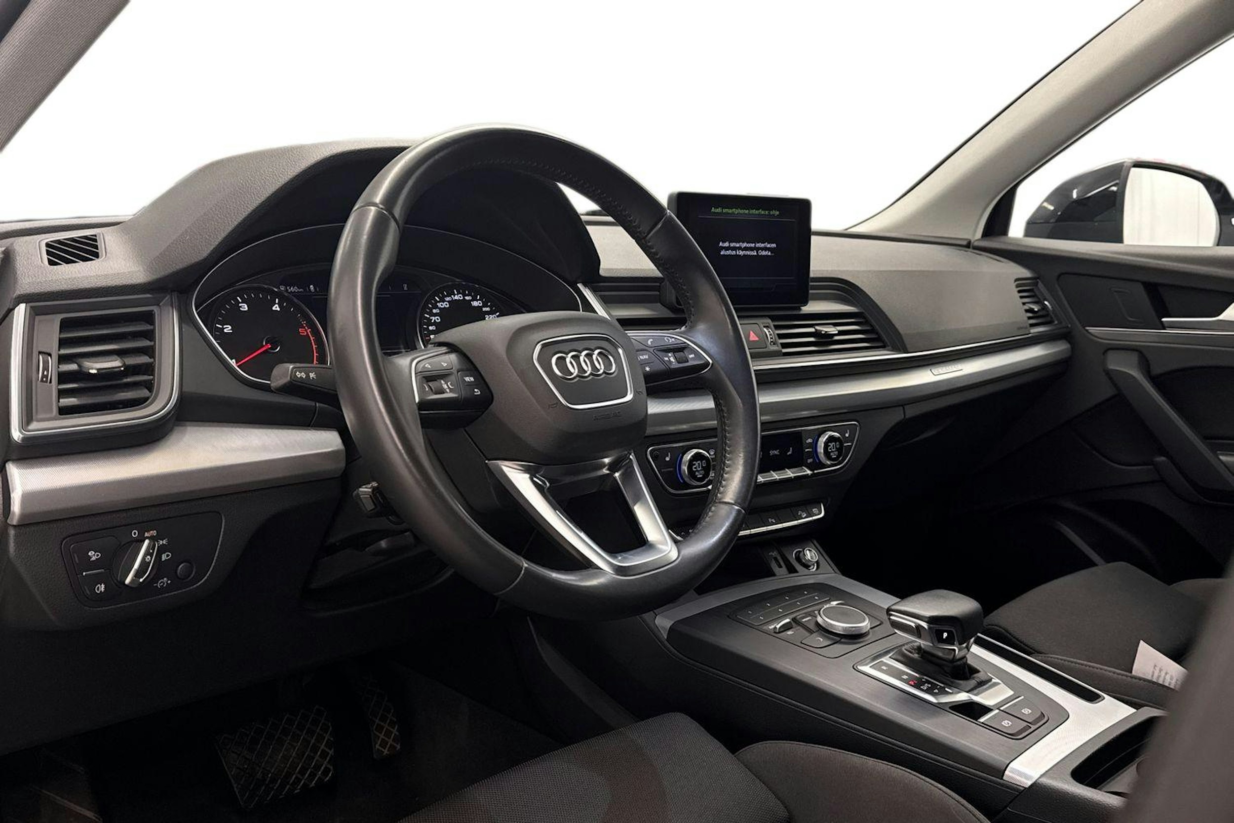 Musta Audi Q5 2020 kuva 7.
