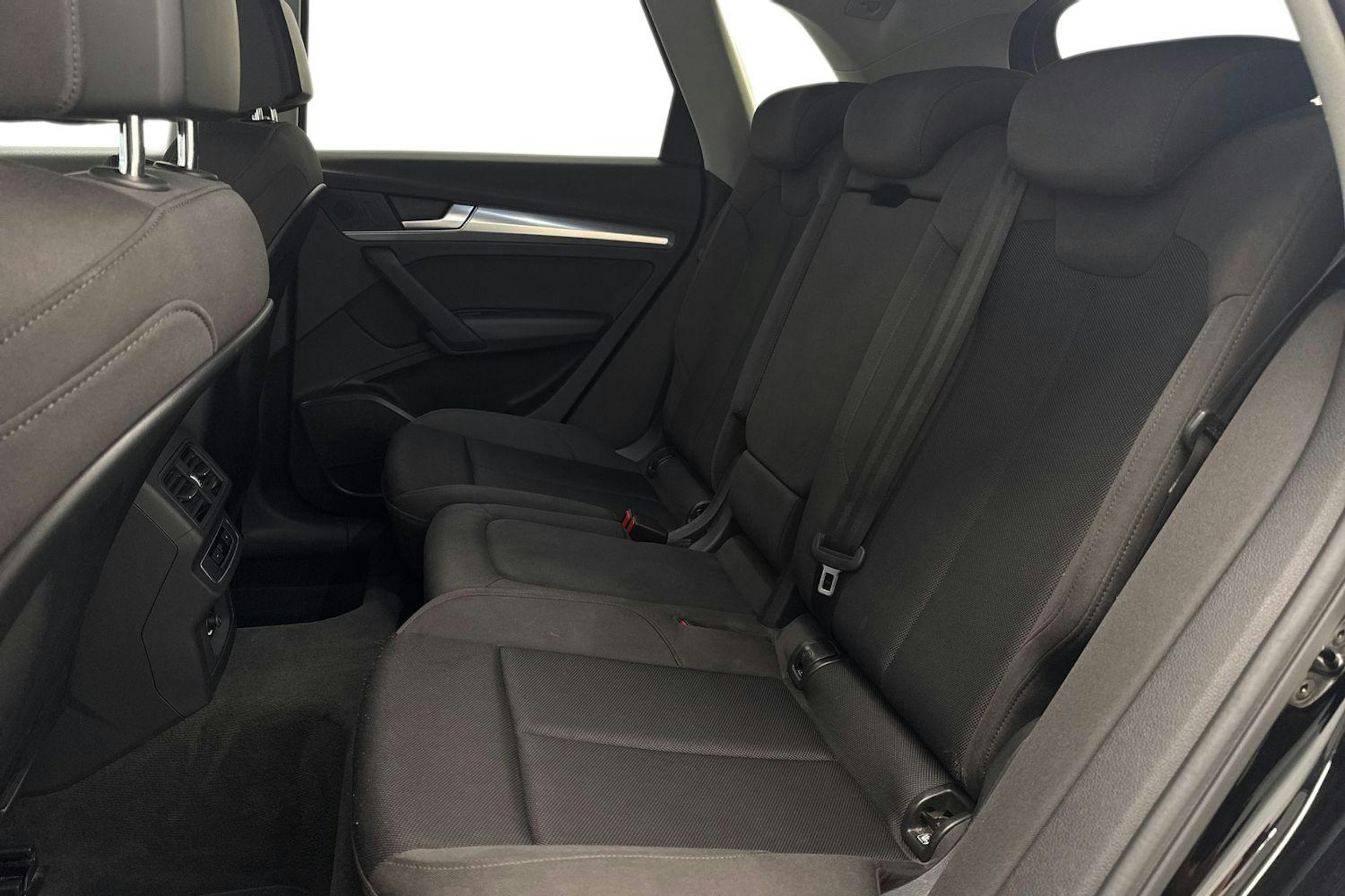 Musta Audi Q5 2020 kuva 10.