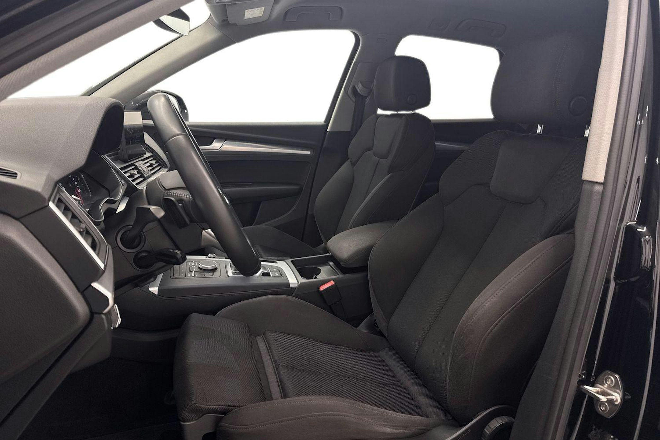 Musta Audi Q5 2020 kuva 11.