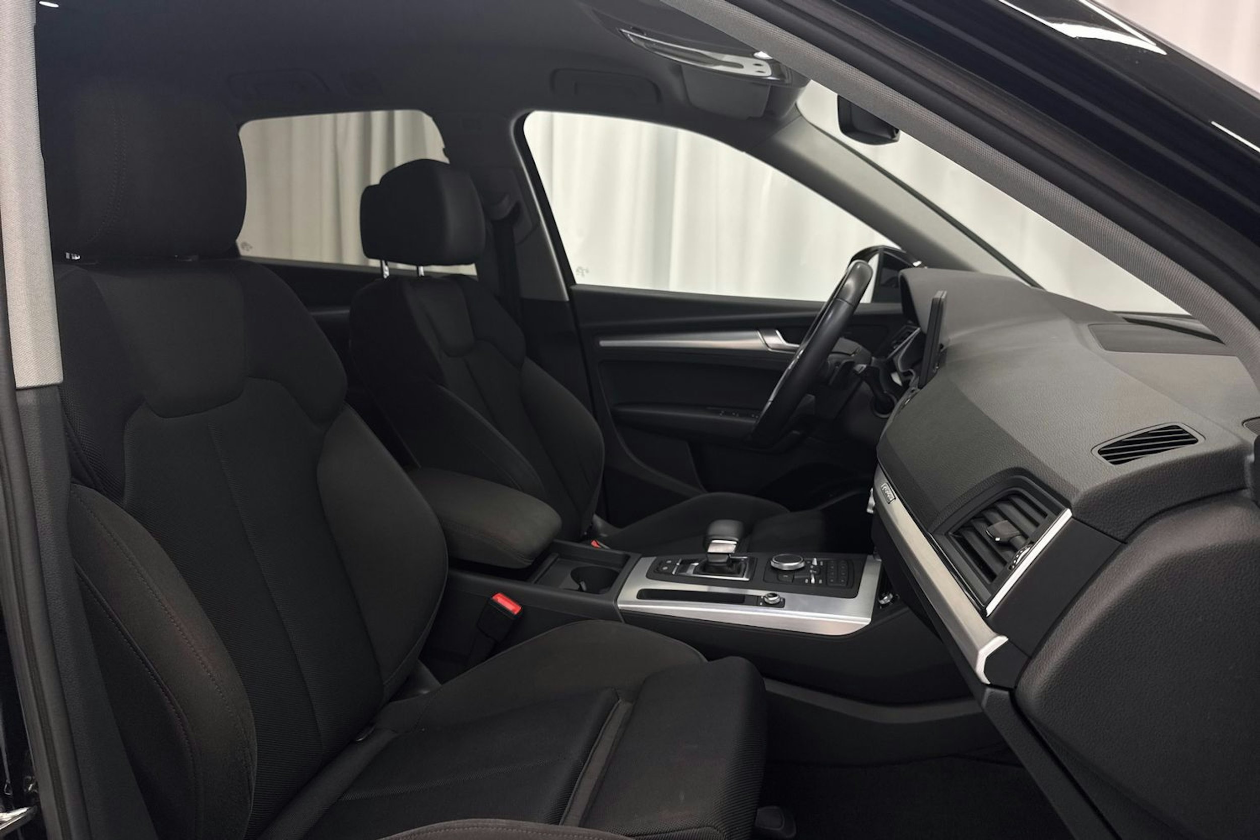 Musta Audi Q5 2020 kuva 13.