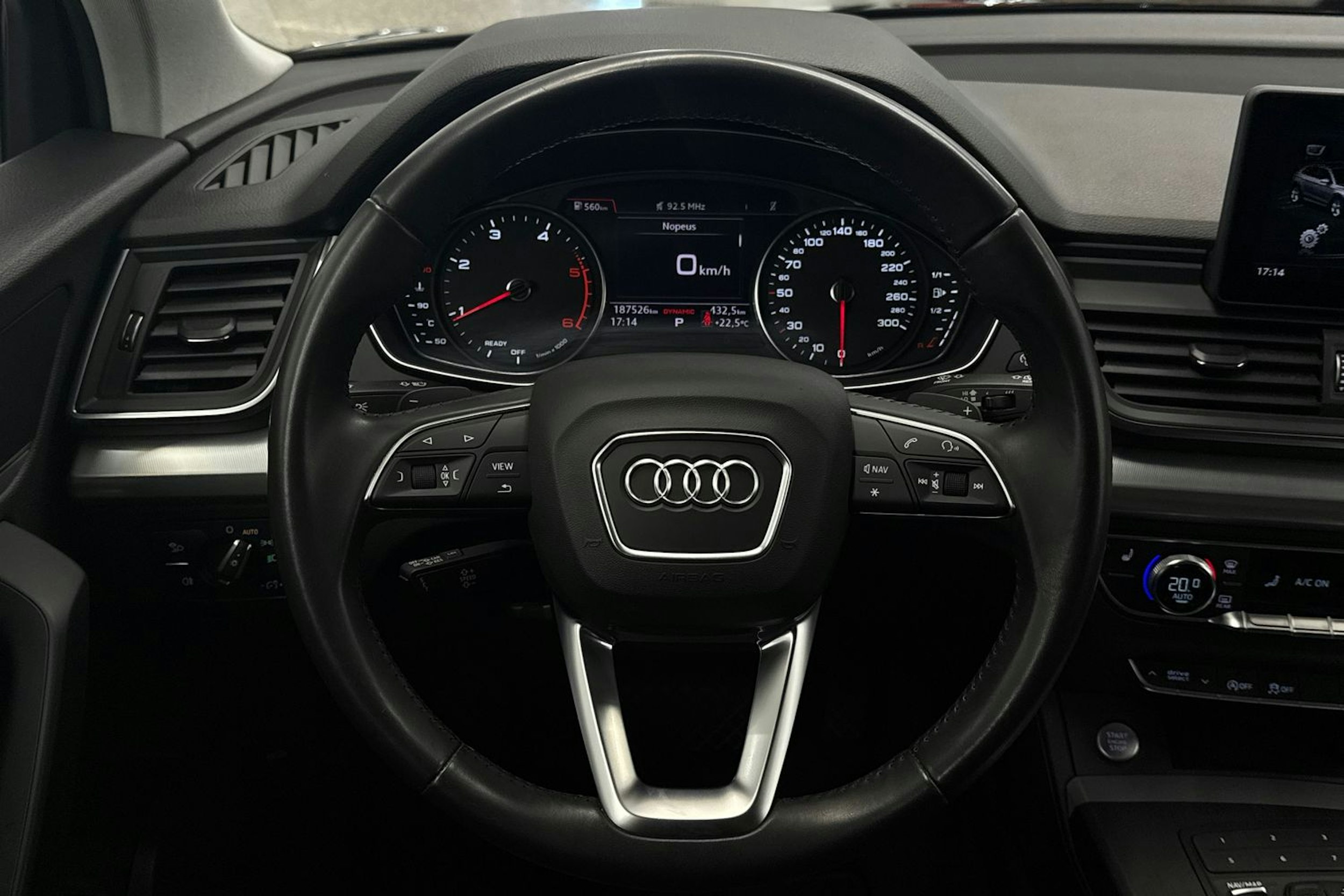 Musta Audi Q5 2020 kuva 14.