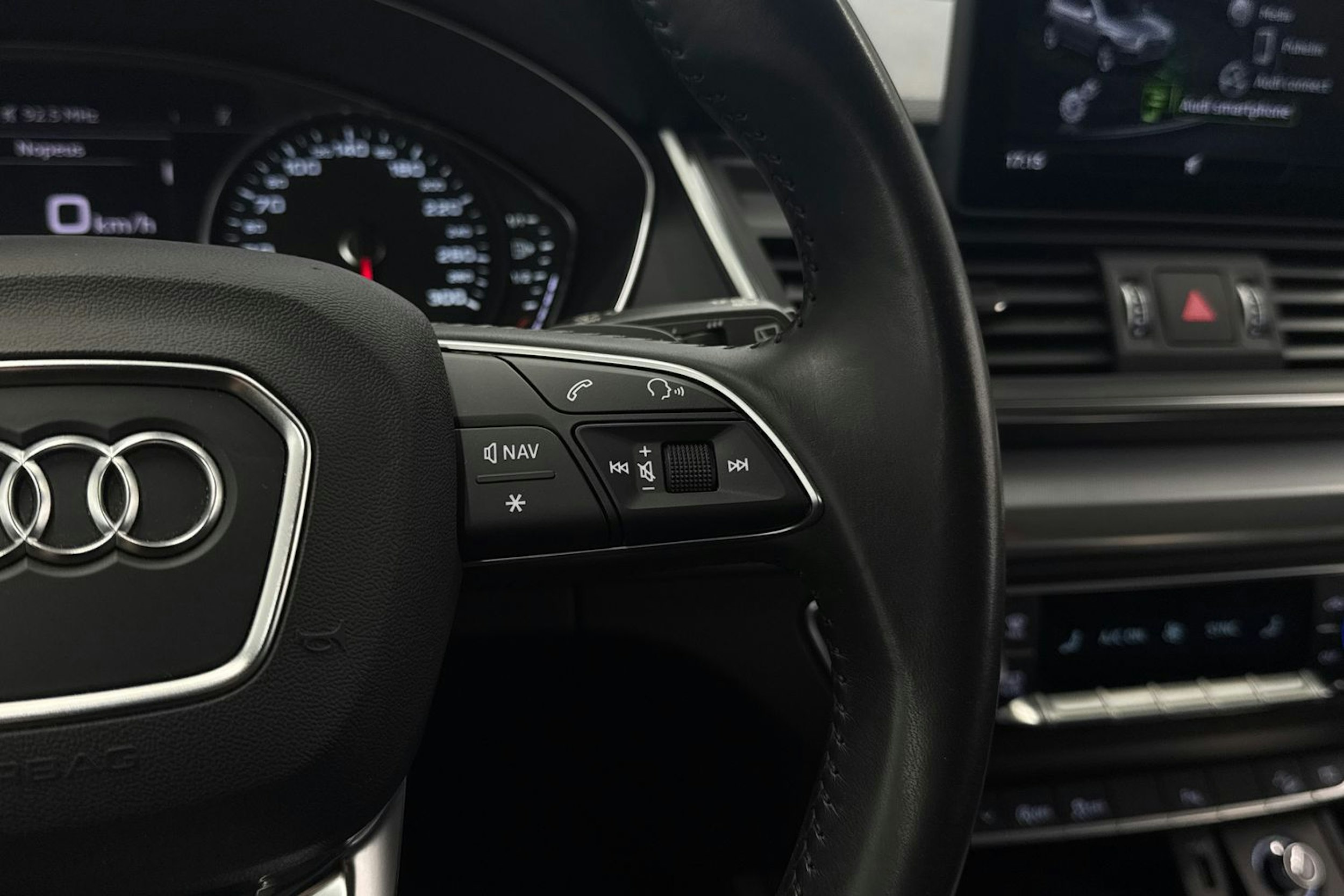 Musta Audi Q5 2020 kuva 15.