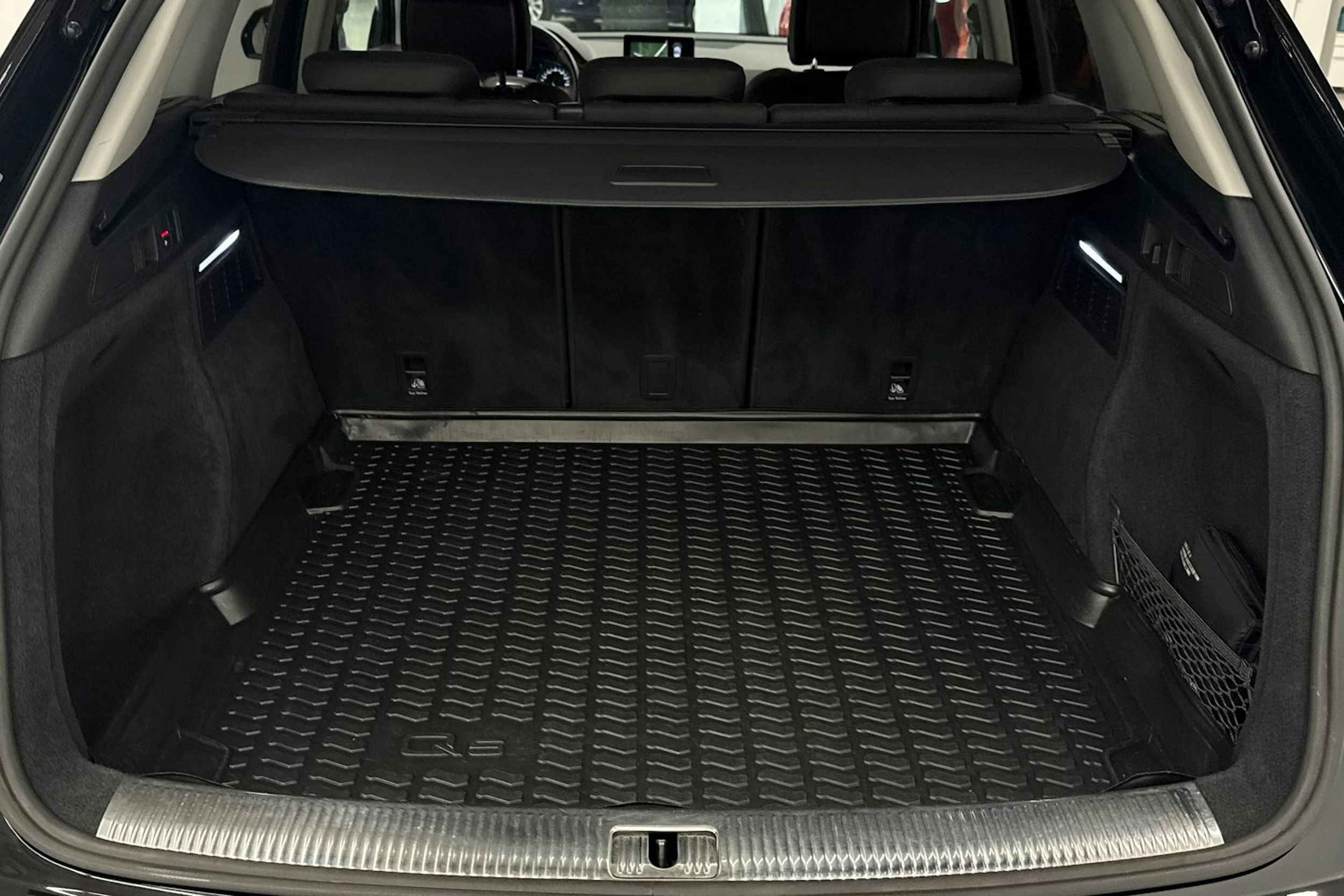 Musta Audi Q5 2020 kuva 36.