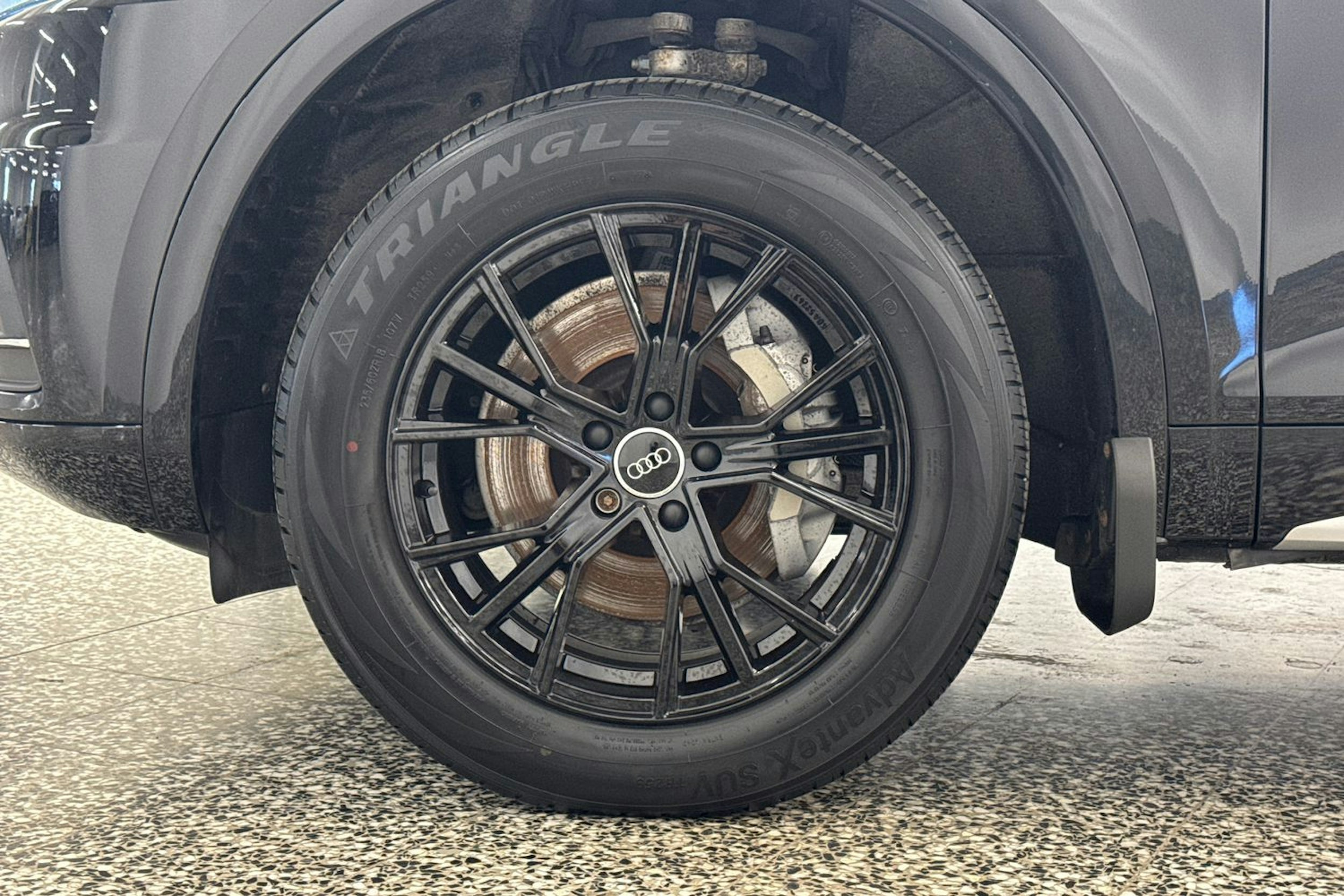 Musta Audi Q5 2020 kuva 40.