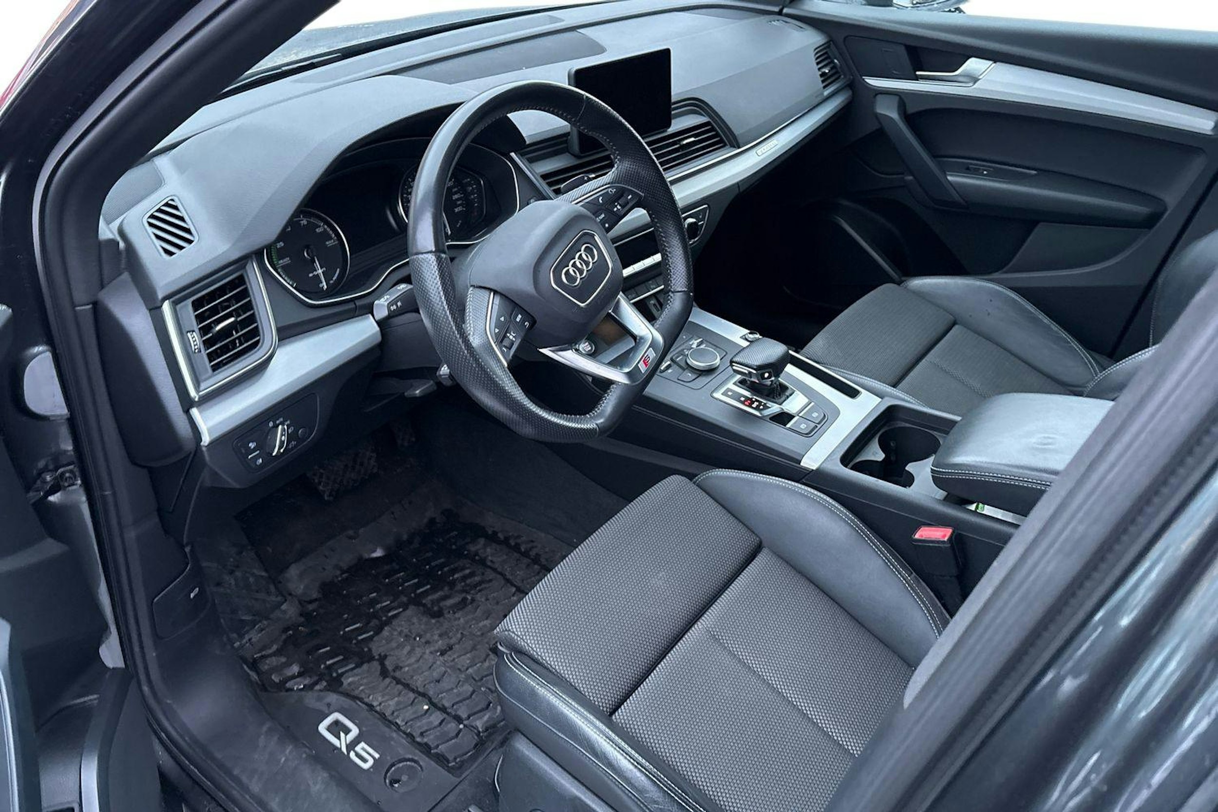 harmaa Audi Q5 2020 kuva 3.