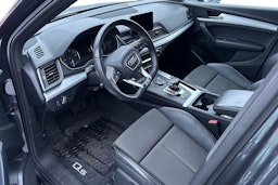 harmaa Audi Q5 2020 kuva 3.