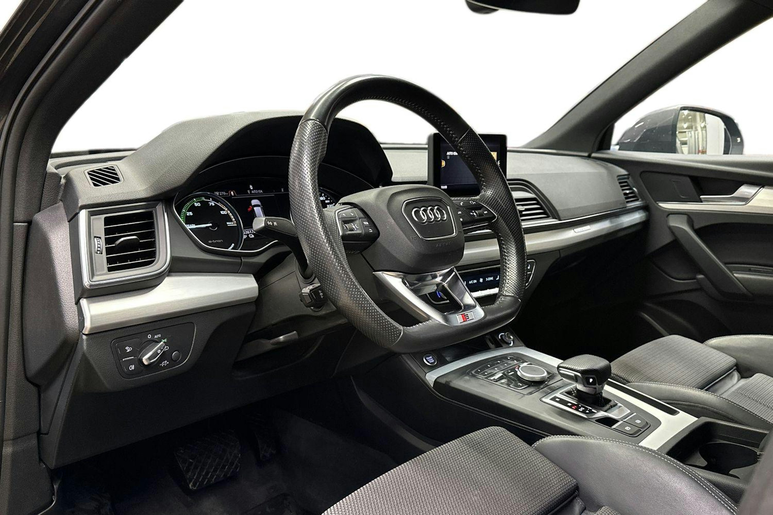 harmaa Audi Q5 2020 kuva 7.