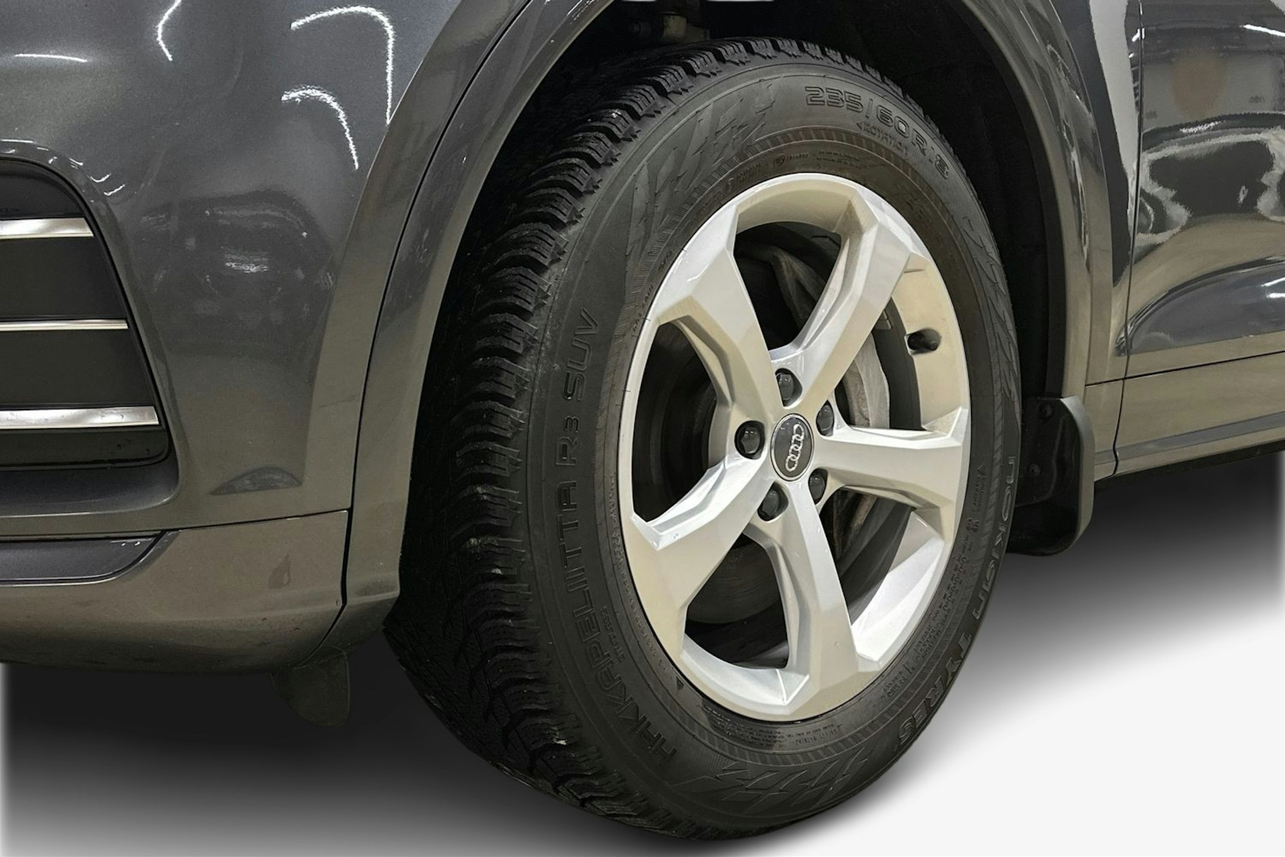 harmaa Audi Q5 2020 kuva 11.