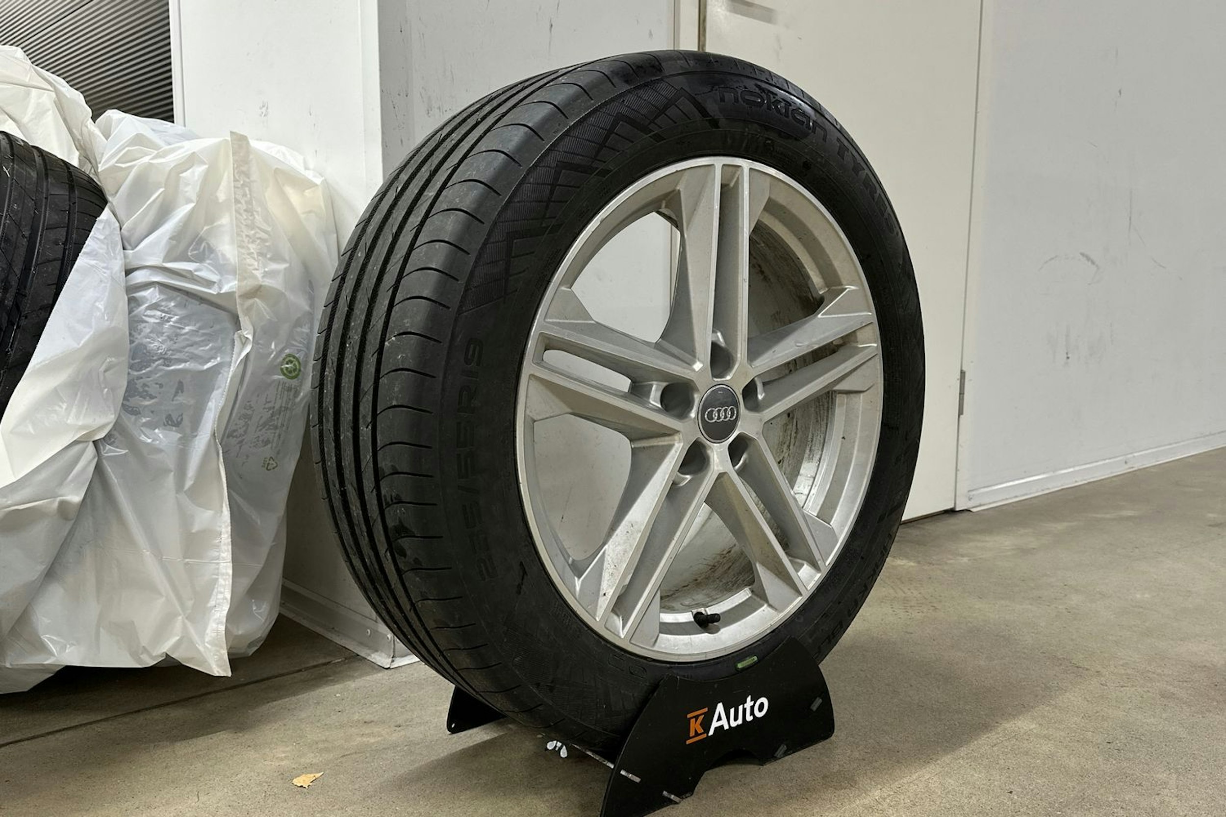 harmaa Audi Q5 2020 kuva 13.